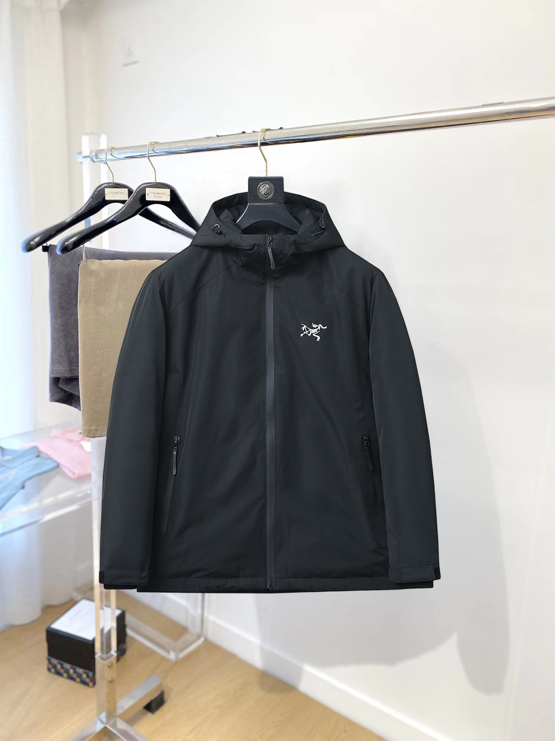 NO:712584,Support replacement after the year!  Arc'teryx 2025 winter new down 90 white duck down jacket, the new product on the show is in perfect condition, comfortable and warm, the color is full and attractive, the very outstanding design easily enhances the sense of fashion, the workmanship is extremely sophisticated and rigorous, and the wiring is neat and meticulous!  A masterpiece from a famous designer!  The upper body does not look bloated and is super handsome!  Counter size M～XXXL,arc'teryx,jackets & coats,down jacket,19860909支持年后退换！ 始祖鸟 2025冬季新款羽绒90白鸭绒外套,秀场新品品相非常完美,舒适保暖,色泽饱满诱人,非常出彩的设计,轻松将时髦感进阶,做工极为考究严谨,走线工整细致！大牌设计师巨作！上身不显臃肿、超级帅气！柜台码数M～XXXL,arc'teryx,jackets & coats,down jacket,,Men's clothing