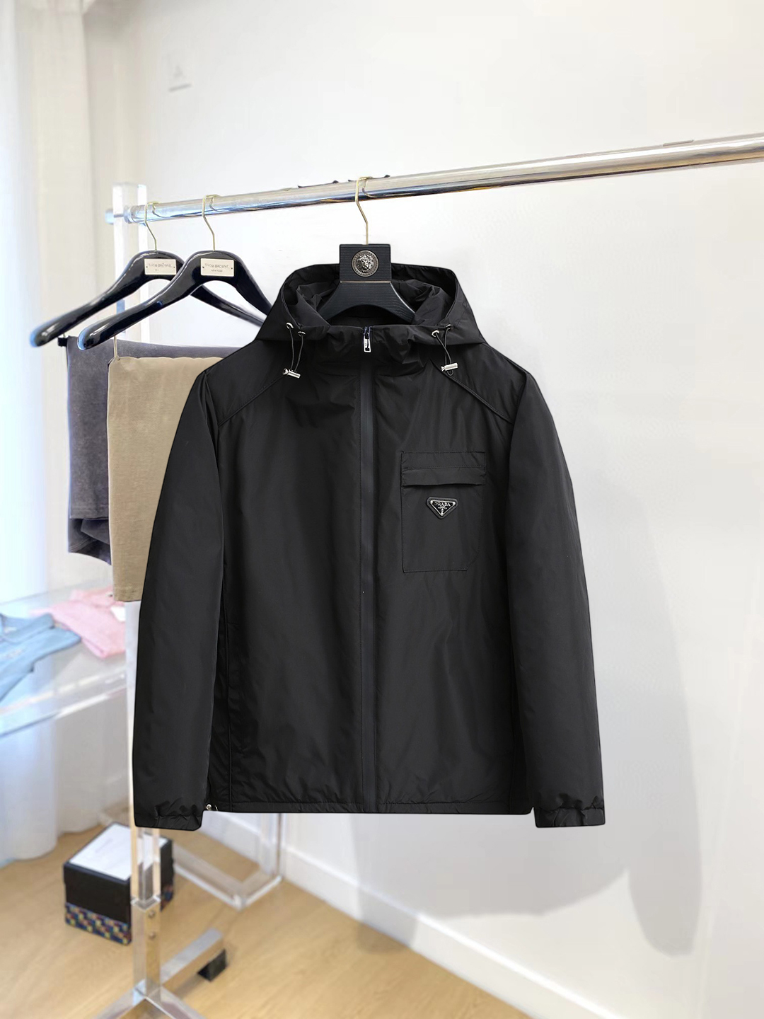 NO:712587,Support replacement after the year!  Prada's new 2025ss winter down jacket with all three standards is in perfect condition. It's comfortable and warm, and the color is full and attractive. The design is very outstanding, and it can easily enhance the sense of fashion. The workmanship is extremely sophisticated and rigorous, and the wiring is neat and meticulous!  A masterpiece from a famous designer!  The upper body does not look bloated and is super handsome!  Available sizes M ~ XXXL,,prada,jackets & coats,down jacket,19860909支持年后退换！ 普拉达 三标齐全 2025ss冬季新款羽绒棉服外套,秀场新品品相非常完美,舒适保暖,色泽饱满诱人,非常出彩的设计,轻松将时髦感进阶,做工极为考究严谨,走线工整细致！大牌设计师巨作！上身不显臃肿、超级帅气！现货码数M ～ XXXL,,prada,jackets & coats,down jacket,,Men's clothing