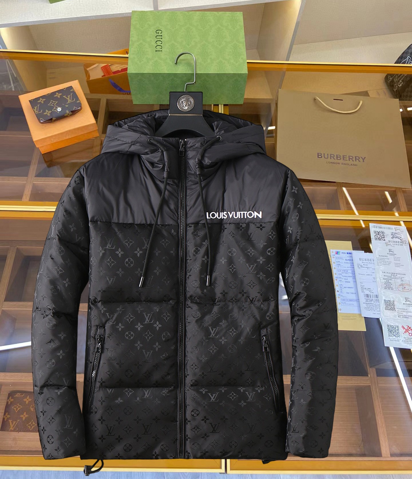 NO:629792,LV2025 new winter down 90 white duck down jacket, the new product on the show is in perfect condition, comfortable and warm, the color is full and attractive, the very outstanding design can easily enhance the fashion sense, the workmanship is extremely sophisticated and rigorous, and the wiring is neat and meticulous!  A masterpiece from a famous designer!  The upper body does not look bloated and is super handsome!  Counter size M～XXXL,,louis vuitton,jackets & coats,down jacket,alexander wang19860909LV2025冬季新款羽绒90白鸭绒外套,秀场新品品相非常完美,舒适保暖,色泽饱满诱人,非常出彩的设计,轻松将时髦感进阶,做工极为考究严谨,走线工整细致！大牌设计师巨作！上身不显臃肿、超级帅气！柜台码数M～XXXL,,louis vuitton,jackets & coats,down jacket,alexander wang,Men's clothing