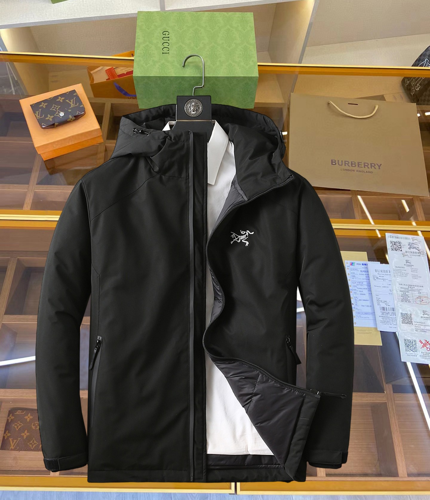 NO:629847,Arc'teryx 2025 winter new down 90 white duck down jacket, the new product on the show is in perfect condition, comfortable and warm, the color is full and attractive, the very outstanding design easily enhances the sense of fashion, the workmanship is extremely sophisticated and rigorous, and the wiring is neat and meticulous!  A masterpiece from a famous designer!  The upper body does not look bloated and is super handsome!  Counter size M～XXXL,arc'teryx,jackets & coats,down jacket,alexander wang19860909始祖鸟 2025冬季新款羽绒90白鸭绒外套,秀场新品品相非常完美,舒适保暖,色泽饱满诱人,非常出彩的设计,轻松将时髦感进阶,做工极为考究严谨,走线工整细致！大牌设计师巨作！上身不显臃肿、超级帅气！柜台码数M～XXXL,arc'teryx,jackets & coats,down jacket,alexander wang,Men's clothing