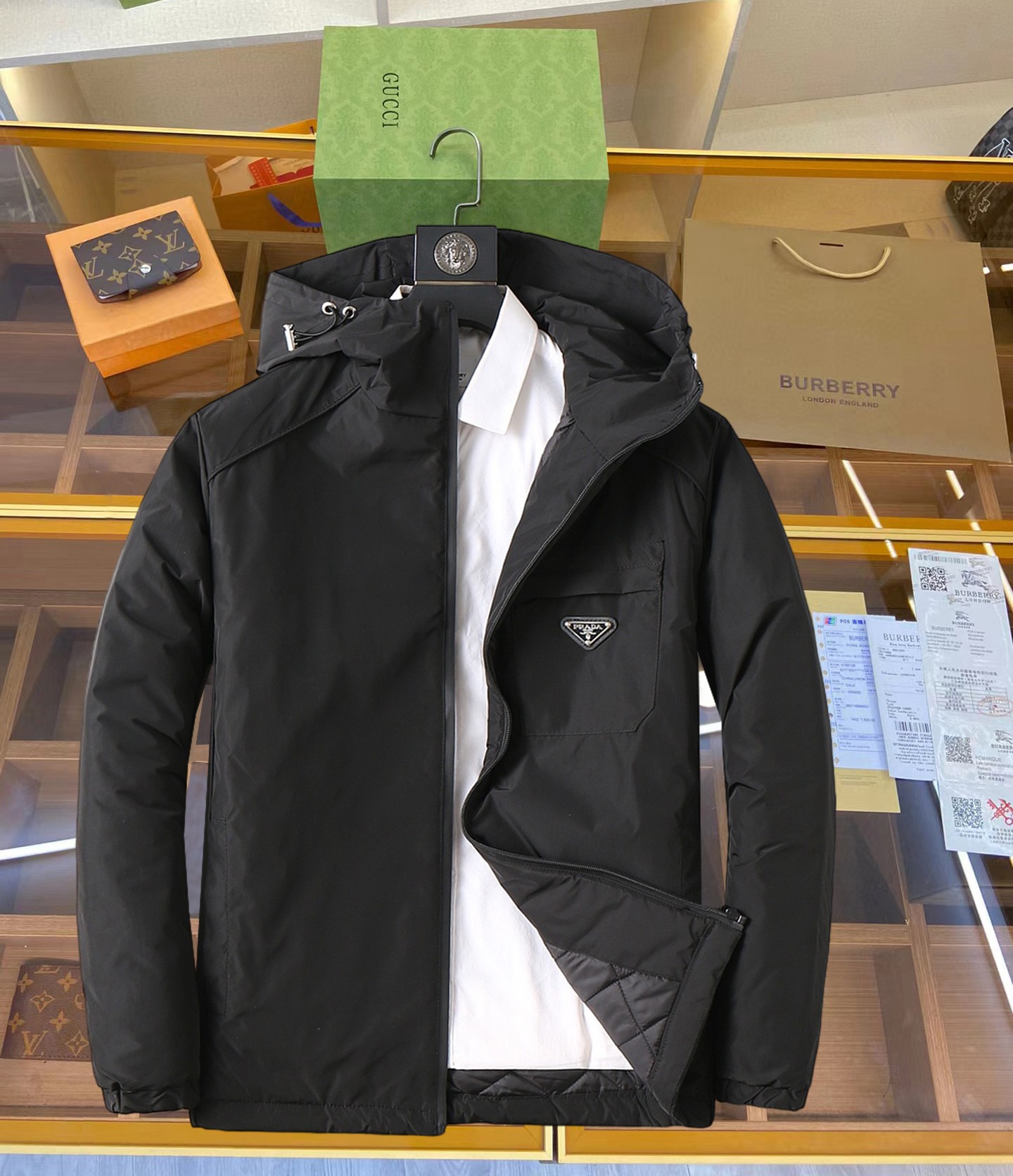 NO:629840,Prada's new 2025ss winter down jacket with all three standards is in perfect condition. It's comfortable and warm, and the color is full and attractive. The design is very outstanding, and it can easily enhance the sense of fashion. The workmanship is extremely sophisticated and rigorous, and the wiring is neat and meticulous!  A masterpiece from a famous designer!  The upper body does not look bloated and is super handsome!  Available sizes M ~ XXXL,,prada,jackets & coats,down jacket,alexander wang19860909普拉达 三标齐全 2025ss冬季新款羽绒棉服外套,秀场新品品相非常完美,舒适保暖,色泽饱满诱人,非常出彩的设计,轻松将时髦感进阶,做工极为考究严谨,走线工整细致！大牌设计师巨作！上身不显臃肿、超级帅气！现货码数M ～ XXXL,,prada,jackets & coats,down jacket,alexander wang,Men's clothing