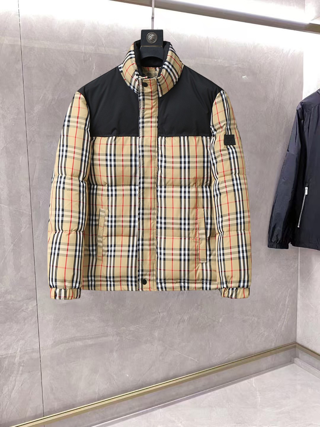 NO:952908,Burberry's new 2025ss winter down jacket with three complete standards, the new product is in perfect condition, comfortable and warm, the color is full and attractive, the design is very outstanding, it can easily enhance the sense of fashion, the workmanship is extremely sophisticated and rigorous, and the wiring is neat and meticulous!  A masterpiece from a famous designer!  The upper body does not look bloated and is super handsome!  Available sizes M ~ XXXL,,burberry,jackets & coats,down jacket,19860909巴宝莉 三标齐全 2025ss冬季新款羽绒棉服外套,秀场新品品相非常完美,舒适保暖,色泽饱满诱人,非常出彩的设计,轻松将时髦感进阶,做工极为考究严谨,走线工整细致！大牌设计师巨作！上身不显臃肿、超级帅气！现货码数M ～ XXXL,,burberry,jackets & coats,down jacket,,Men's clothing