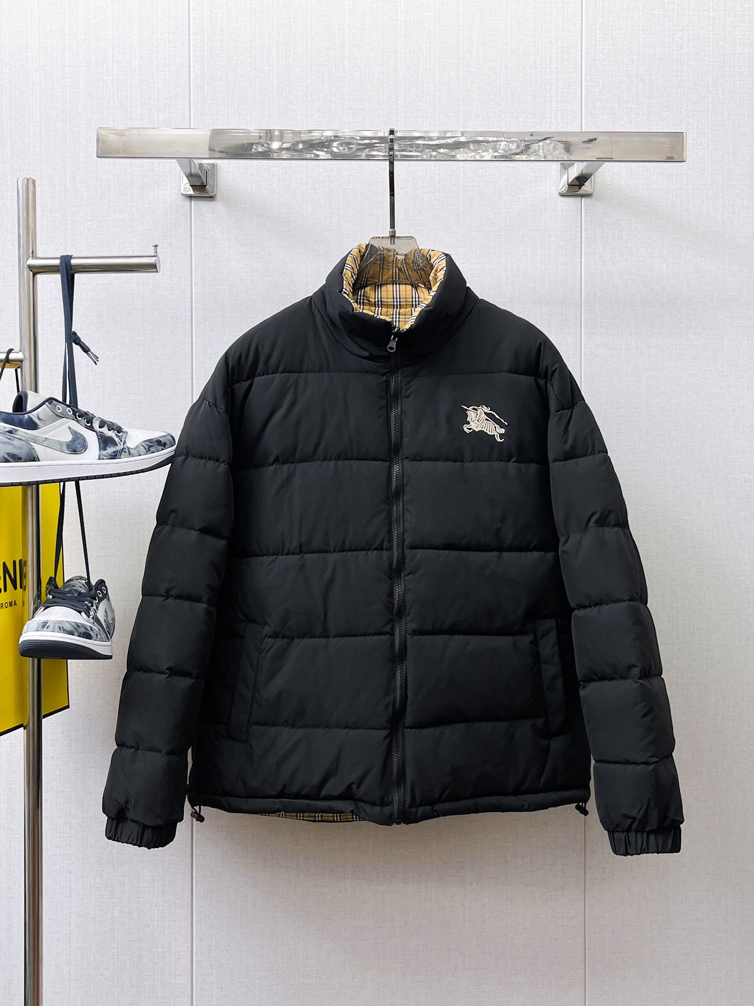 NO:657986,Burberry's new 2025ss winter double-sided down jacket with complete three standards. The new product on the show is in perfect condition. It is comfortable and warm, and the color is full and attractive. The design is very outstanding, and it can easily enhance the sense of fashion. The workmanship is extremely sophisticated and rigorous, and the wiring is neat and meticulous!  A masterpiece from a famous designer!  The upper body does not look bloated and is super handsome!  Available sizes M ~ XXXL,,burberry,jackets & coats,down jacket,alexander wang19860909巴宝莉 三标齐全 2025ss冬季新款双面羽绒棉服外套,秀场新品品相非常完美,舒适保暖,色泽饱满诱人,非常出彩的设计,轻松将时髦感进阶,做工极为考究严谨,走线工整细致！大牌设计师巨作！上身不显臃肿、超级帅气！现货码数M ～ XXXL,,burberry,jackets & coats,down jacket,alexander wang,Men's clothing