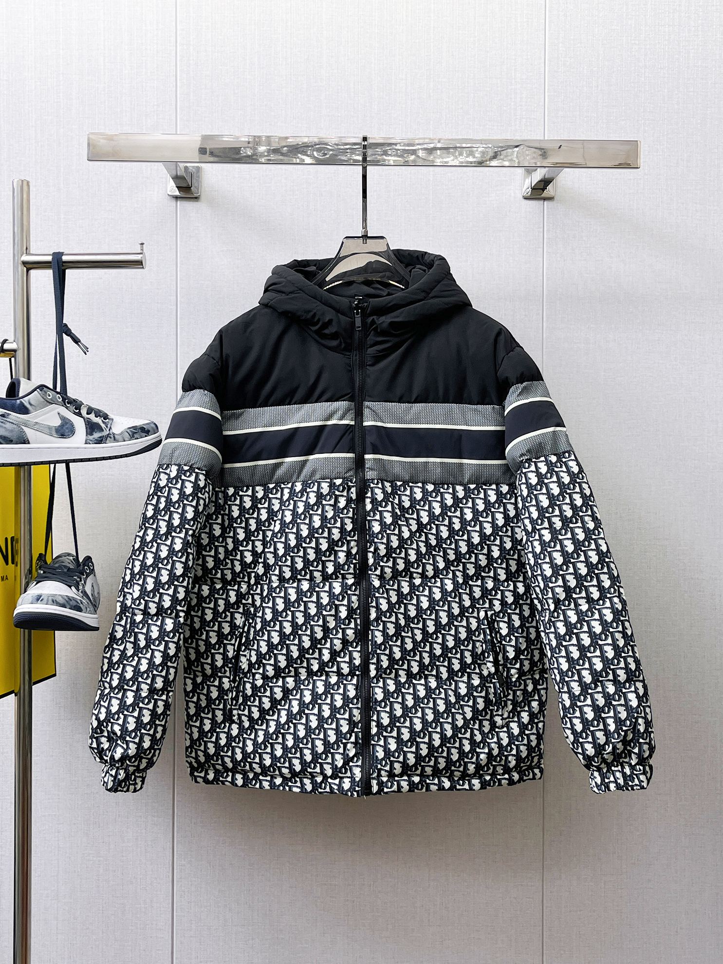 NO:657991,Dior's 2025ss new winter down jacket with complete three standards, the new product on the show is in perfect condition, comfortable and warm, the color is full and attractive, the design is very brilliant, it can easily enhance the fashion sense, the workmanship is extremely sophisticated and rigorous, and the wiring is neat and meticulous!  A masterpiece from a famous designer!  The upper body does not look bloated and is super handsome!  Available sizes M ~ XXXL,,dior,jackets & coats,down jacket,alexander wang19860909迪奥 三标齐全 2025ss冬季新款羽绒棉服外套,秀场新品品相非常完美,舒适保暖,色泽饱满诱人,非常出彩的设计,轻松将时髦感进阶,做工极为考究严谨,走线工整细致！大牌设计师巨作！上身不显臃肿、超级帅气！现货码数M ～ XXXL,,dior,jackets & coats,down jacket,alexander wang,Men's clothing