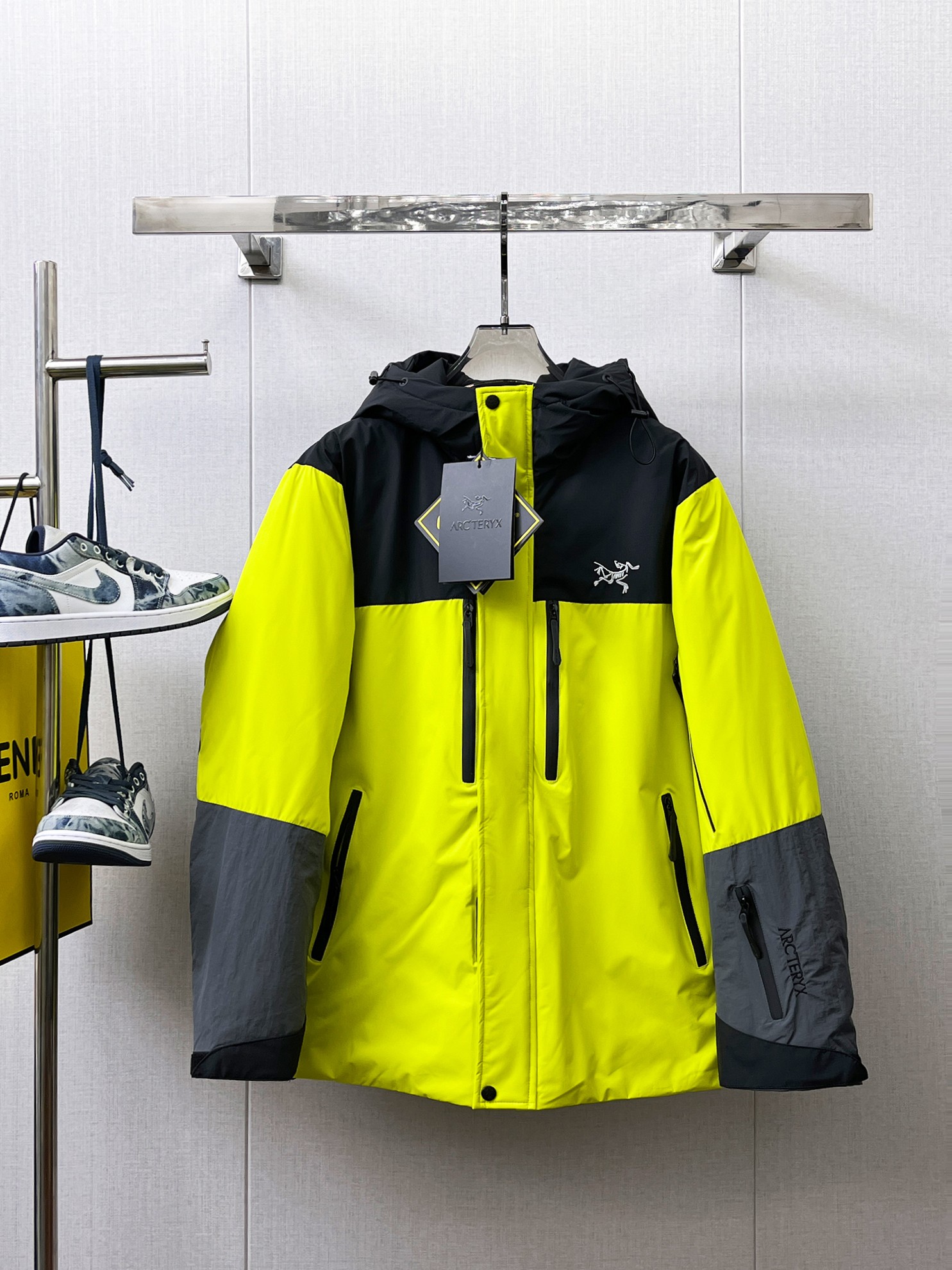 NO:657993,Arc'teryx's 2025 spring and winter new down jacket. This is known as the most expensive down jacket in the world, with 90 down in total. With a classic logo combination, it is full of visual impact at first sight. It has better thermal insulation performance, is light and not heavy, and has good loft recovery after compression, and it can gather heat and lock in temperature!  Personalized color matching design, fresh and energetic!  There are too many versions circulating in the market. In addition to the different fabrics and workmanship, the biggest difference is that the filling is not goose down at all but feather silk or velvet, etc., and it is not easy to distinguish for those who don’t understand. In addition, the fabrics and workmanship are definitely not of the same level. In short, look for us and you will never go astray. All the exclusive full colors are purchased from genuine development. If you understand the quality of our down jackets, you can safely recommend it with your eyes closed. The three standards are complete!  Uniform series for men and women!  Size M-3XL. Maximum wear is 195 pounds.,arc'teryx,down jacket,alexander wang19860909始祖鸟 2025春冬新款羽绒服.这款号称羽绒服届最贵的,全部90绒的.带着经典的Logo组合搭配,第一眼看到就是满满的视觉冲击,保暖性能更出色,轻便不厚重,且压缩后的蓬松度恢复性好,聚热锁温！个性的拼色设计,清新有活力！市面流通的版本实在太多了,除了面料做工不同外,最大的区别就是填充物根本不是鹅绒而是羽丝或手感绒等等,而不懂的根本不容易区分.另外面料和做工也绝对不是一个级别,总之认准我们,让你绝对不跑偏,独家全色全部购入正版开发,懂我们家羽绒服质量的,完全可以放心闭眼推.三标齐全！男女同款系列！码数M-3XL.最大穿到195斤.,arc'teryx,down jacket,alexander wang,Men's clothing