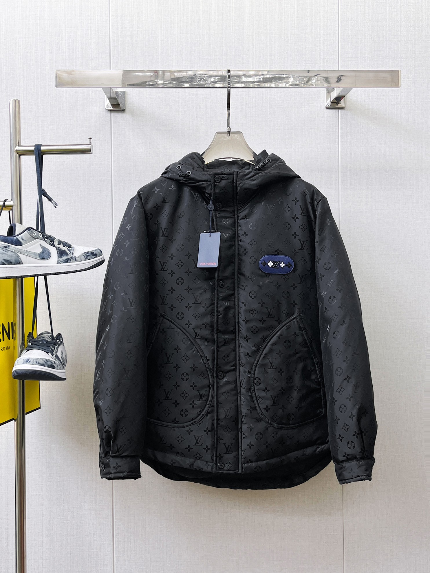 NO:657988,LV 2025 spring and winter new down jacket. This is known as the most expensive down jacket in the world, all 90 down. With a classic logo combination, it is full of visual impact at first sight. It has better thermal insulation performance, is light and not heavy, and has good loft recovery after compression, and can gather heat and lock in temperature!  Personalized color matching design, fresh and energetic!  There are too many versions circulating in the market. In addition to the different fabrics and workmanship, the biggest difference is that the filling is not goose down at all but feather silk or velvet, etc., and it is not easy to distinguish for those who don’t understand. In addition, the fabrics and workmanship are definitely not of the same level. In short, look for us and you will never go astray. All the exclusive full colors are purchased from genuine development. If you understand the quality of our down jackets, you can safely recommend it with your eyes closed. The three standards are complete!  Uniform series for men and women!  Size M-3XL. Maximum wear is 195 pounds.,,louis vuitton,down jacket,alexander wang19860909LV 2025春冬新款羽绒服.这款号称羽绒服届最贵的,全部90绒的.带着经典的Logo组合搭配,第一眼看到就是满满的视觉冲击,保暖性能更出色,轻便不厚重,且压缩后的蓬松度恢复性好,聚热锁温！个性的拼色设计,清新有活力！市面流通的版本实在太多了,除了面料做工不同外,最大的区别就是填充物根本不是鹅绒而是羽丝或手感绒等等,而不懂的根本不容易区分.另外面料和做工也绝对不是一个级别,总之认准我们,让你绝对不跑偏,独家全色全部购入正版开发,懂我们家羽绒服质量的,完全可以放心闭眼推.三标齐全！男女同款系列！码数M-3XL.最大穿到195斤.,,louis vuitton,down jacket,alexander wang,Men's clothing