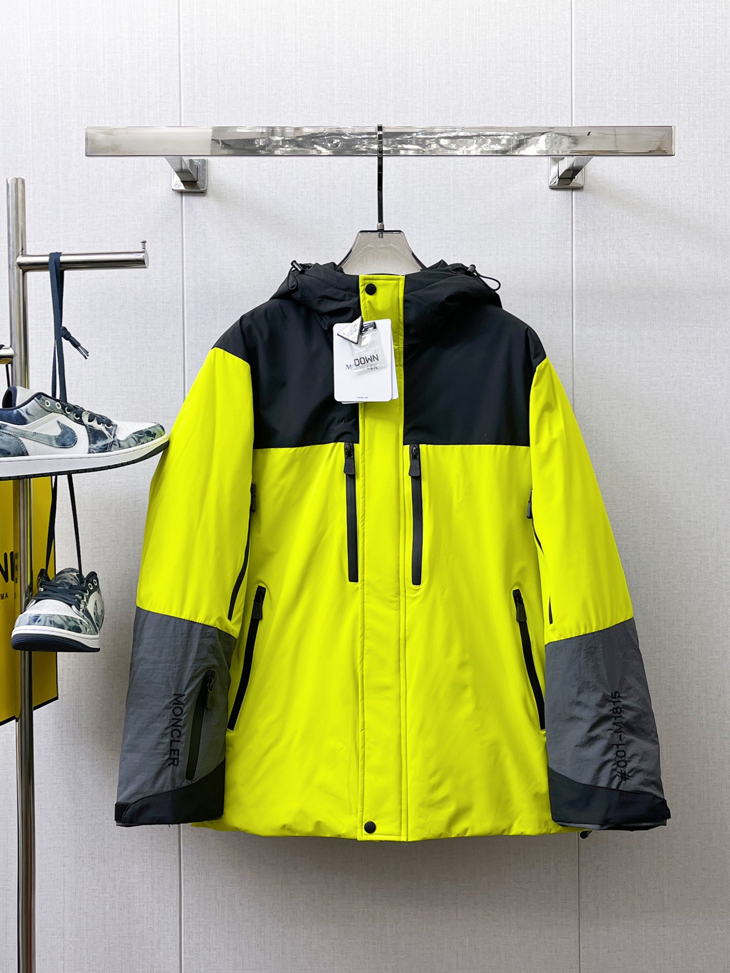 NO:657982,Mengkou's 2025 spring and winter new down jacket. This is known as the most expensive down jacket in the world, with 90 down in total. With a classic logo combination, it is full of visual impact at first sight. It has better thermal insulation performance, is light and not heavy, and has good loft recovery after compression, and can gather heat and lock in temperature!  Personalized color matching design, fresh and energetic!  There are too many versions circulating in the market. In addition to the different fabrics and workmanship, the biggest difference is that the filling is not goose down at all but feather silk or velvet, etc., and it is not easy to distinguish for those who don’t understand. In addition, the fabrics and workmanship are definitely not of the same level. In short, look for us and you will never go astray. All the exclusive full colors are purchased from genuine development. If you understand the quality of our down jackets, you can safely recommend it with your eyes closed. The three standards are complete!  Uniform series for men and women!  Size M-3XL. Maximum wear is 195 pounds.,,Moncler,down jacket,alexander wang19860909蒙口 2025春冬新款羽绒服.这款号称羽绒服届最贵的,全部90绒的.带着经典的Logo组合搭配,第一眼看到就是满满的视觉冲击,保暖性能更出色,轻便不厚重,且压缩后的蓬松度恢复性好,聚热锁温！个性的拼色设计,清新有活力！市面流通的版本实在太多了,除了面料做工不同外,最大的区别就是填充物根本不是鹅绒而是羽丝或手感绒等等,而不懂的根本不容易区分.另外面料和做工也绝对不是一个级别,总之认准我们,让你绝对不跑偏,独家全色全部购入正版开发,懂我们家羽绒服质量的,完全可以放心闭眼推.三标齐全！男女同款系列！码数M-3XL.最大穿到195斤.,,Moncler,down jacket,alexander wang,Men's clothing