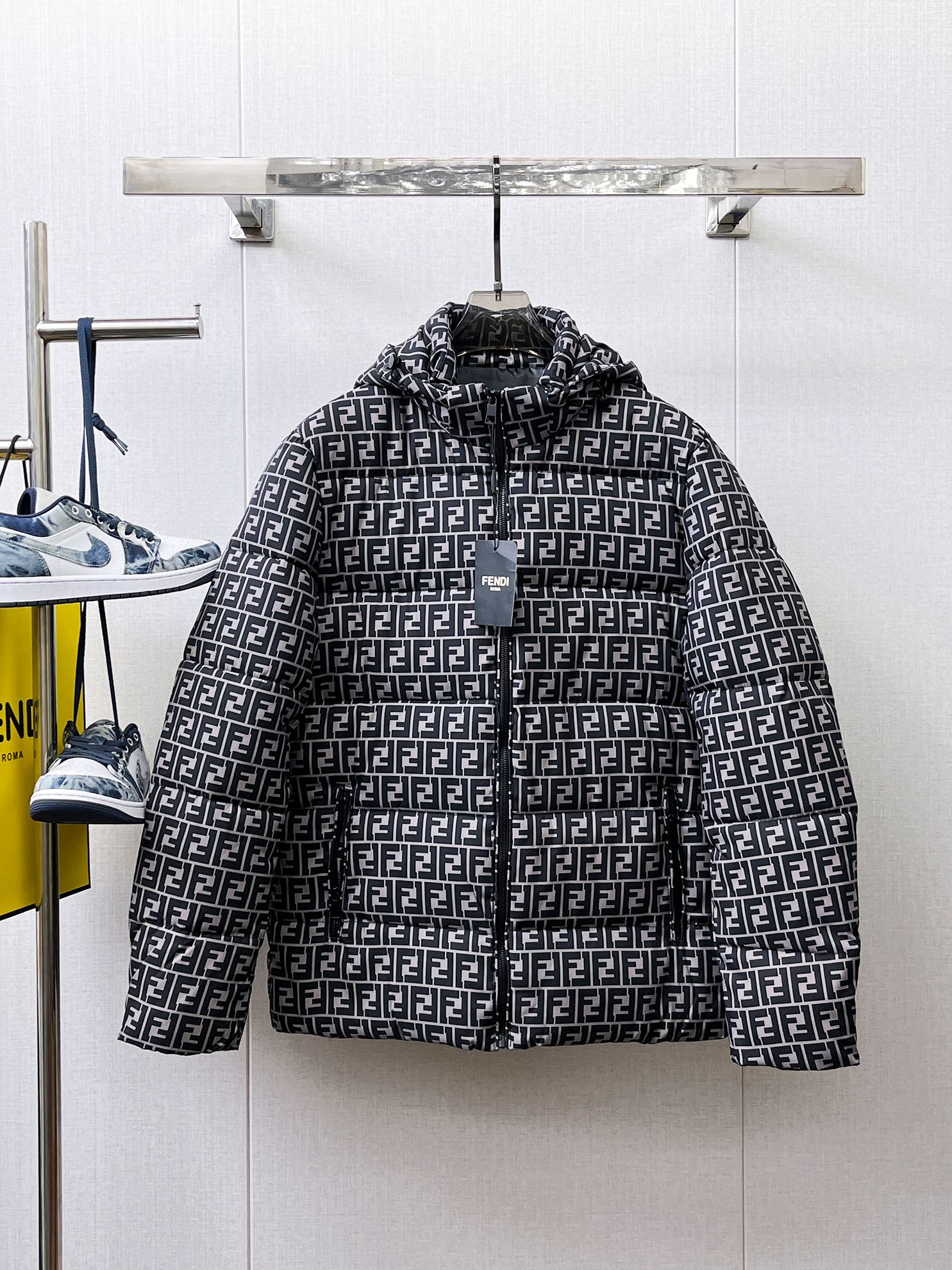 NO:657996,Fendi's new 2025ss winter down jacket with three complete standards, the new product on the show is in perfect condition, comfortable and warm, the color is full and attractive, the design is very outstanding, it can easily enhance the sense of fashion, the workmanship is extremely sophisticated and rigorous, and the wiring is neat and meticulous!  A masterpiece from a famous designer!  The upper body does not look bloated and is super handsome!  Available sizes M ~ XXXL,,fendi,jackets & coats,down jacket,alexander wang19860909芬迪 三标齐全 2025ss冬季新款羽绒棉服外套,秀场新品品相非常完美,舒适保暖,色泽饱满诱人,非常出彩的设计,轻松将时髦感进阶,做工极为考究严谨,走线工整细致！大牌设计师巨作！上身不显臃肿、超级帅气！现货码数M ～ XXXL,,fendi,jackets & coats,down jacket,alexander wang,Men's clothing