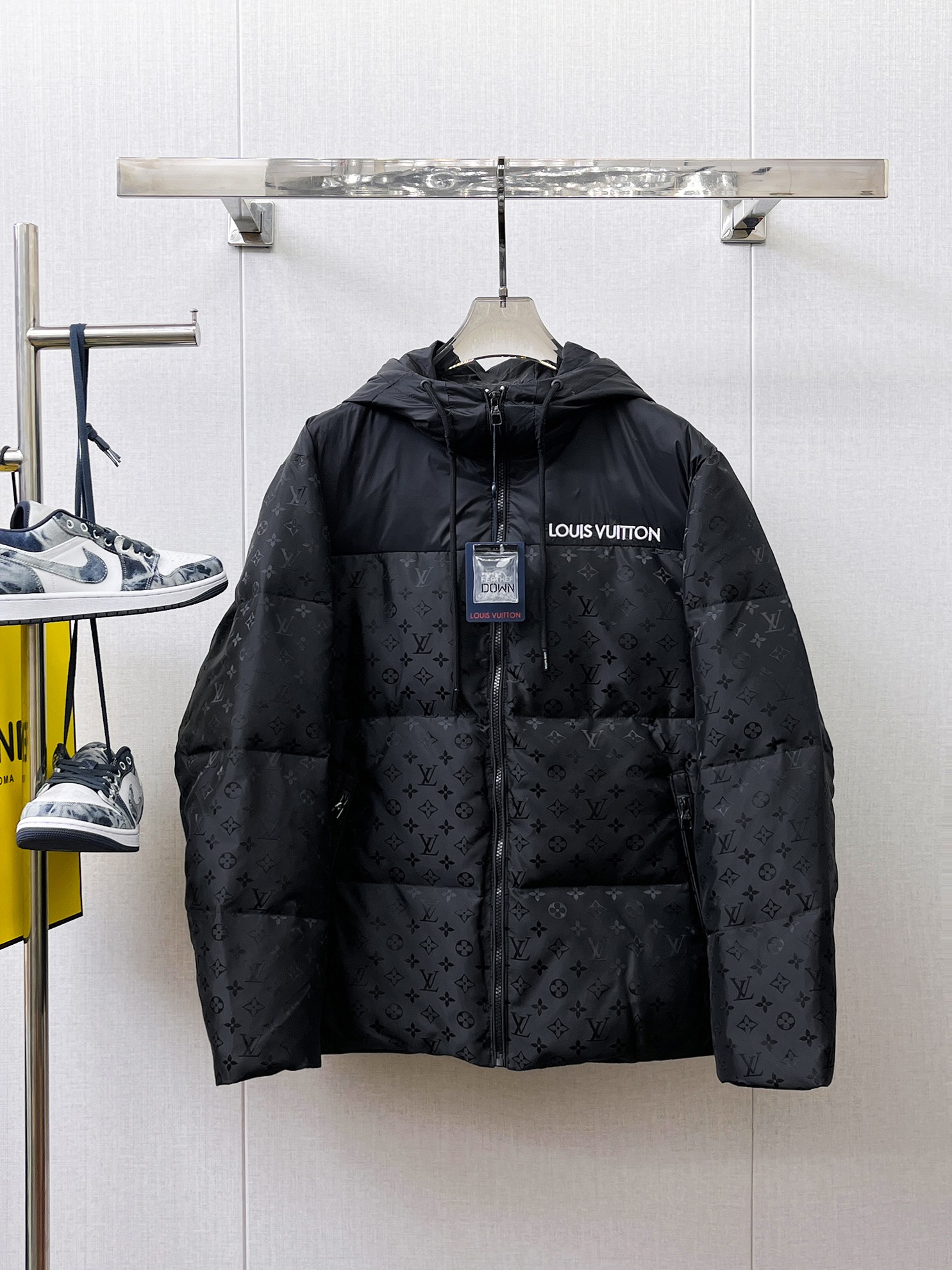 NO:658003,LV 2025 spring and winter new down jacket. This is known as the most expensive down jacket in the world, all 90 down. With a classic logo combination, it is full of visual impact at first sight. It has better thermal insulation performance, is light and not heavy, and has good loft recovery after compression, and can gather heat and lock in temperature!  Personalized color matching design, fresh and energetic!  There are too many versions circulating in the market. In addition to the different fabrics and workmanship, the biggest difference is that the filling is not goose down at all but feather silk or velvet, etc., and it is not easy to distinguish for those who don’t understand. In addition, the fabrics and workmanship are definitely not of the same level. In short, look for us and you will never go astray. All the exclusive full colors are purchased from genuine development. If you understand the quality of our down jackets, you can safely recommend it with your eyes closed. The three standards are complete!  Uniform series for men and women!  Size M-3XL. Maximum wear is 195 pounds.,,louis vuitton,down jacket,alexander wang19860909LV 2025春冬新款羽绒服.这款号称羽绒服届最贵的,全部90绒的.带着经典的Logo组合搭配,第一眼看到就是满满的视觉冲击,保暖性能更出色,轻便不厚重,且压缩后的蓬松度恢复性好,聚热锁温！个性的拼色设计,清新有活力！市面流通的版本实在太多了,除了面料做工不同外,最大的区别就是填充物根本不是鹅绒而是羽丝或手感绒等等,而不懂的根本不容易区分.另外面料和做工也绝对不是一个级别,总之认准我们,让你绝对不跑偏,独家全色全部购入正版开发,懂我们家羽绒服质量的,完全可以放心闭眼推.三标齐全！男女同款系列！码数M-3XL.最大穿到195斤.,,louis vuitton,down jacket,alexander wang,Men's clothing