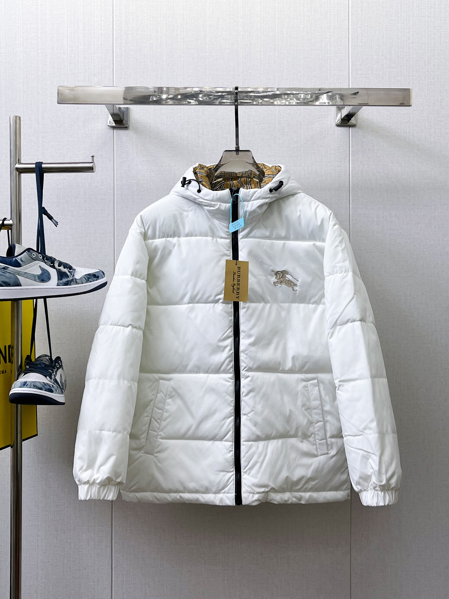 NO:658002,Burberry's new 2025ss winter down jacket with all three standards, the new product on the show is in perfect condition, comfortable and warm, the color is full and attractive, the design is very outstanding, it can easily enhance the fashion sense, the workmanship is extremely sophisticated and rigorous, and the wiring is neat and meticulous!  A masterpiece from a famous designer!  The upper body does not look bloated and is super handsome!  Available sizes M ~ XXXL,,burberry,jackets & coats,down jacket,alexander wang19860909巴宝莉 三标齐全 2025ss冬季新款羽绒棉服外套,秀场新品品相非常完美,舒适保暖,色泽饱满诱人,非常出彩的设计,轻松将时髦感进阶,做工极为考究严谨,走线工整细致！大牌设计师巨作！上身不显臃肿、超级帅气！现货码数M ～ XXXL,,burberry,jackets & coats,down jacket,alexander wang,Men's clothing