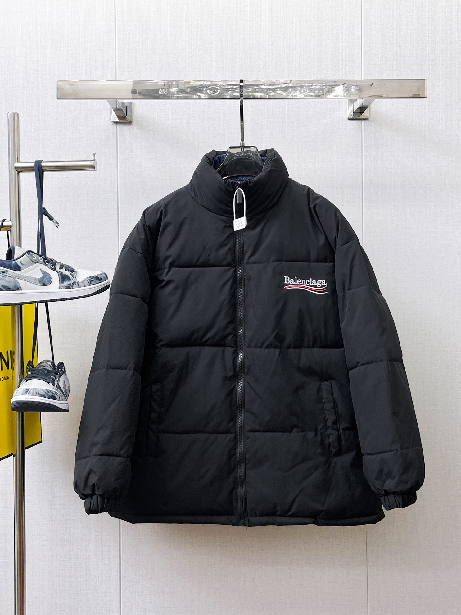 NO:658008,Balenciaga's 2025ss new winter down jacket with all three standards, the new product on the show is in perfect condition, comfortable and warm, the color is full and attractive, the design is very brilliant, it can easily enhance the sense of fashion, the workmanship is extremely sophisticated and rigorous, and the wiring is neat and meticulous!  A masterpiece from a famous designer!  The upper body does not look bloated and is super handsome!  Available sizes M ~ XXXL,,balenciaga,jackets & coats,down jacket,alexander wang19860909巴黎世家 三标齐全 2025ss冬季新款羽绒棉服外套,秀场新品品相非常完美,舒适保暖,色泽饱满诱人,非常出彩的设计,轻松将时髦感进阶,做工极为考究严谨,走线工整细致！大牌设计师巨作！上身不显臃肿、超级帅气！现货码数M ～ XXXL,,balenciaga,jackets & coats,down jacket,alexander wang,Men's clothing