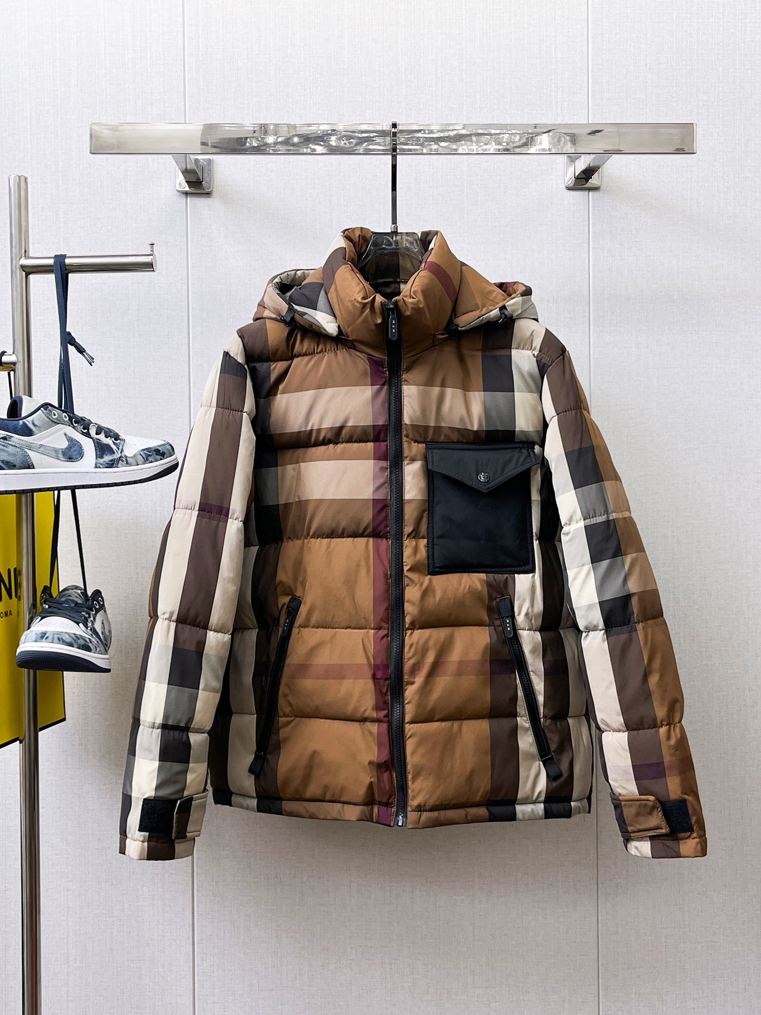 NO:658014,Burberry's new 2025ss winter down jacket with all three standards, the new product on the show is in perfect condition, comfortable and warm, the color is full and attractive, the design is very outstanding, it can easily enhance the fashion sense, the workmanship is extremely sophisticated and rigorous, and the wiring is neat and meticulous!  A masterpiece from a famous designer!  The upper body does not look bloated and is super handsome!  Available sizes M ~ XXXL,,burberry,jackets & coats,down jacket,alexander wang19860909巴宝莉 三标齐全 2025ss冬季新款羽绒棉服外套,秀场新品品相非常完美,舒适保暖,色泽饱满诱人,非常出彩的设计,轻松将时髦感进阶,做工极为考究严谨,走线工整细致！大牌设计师巨作！上身不显臃肿、超级帅气！现货码数M ～ XXXL,,burberry,jackets & coats,down jacket,alexander wang,Men's clothing