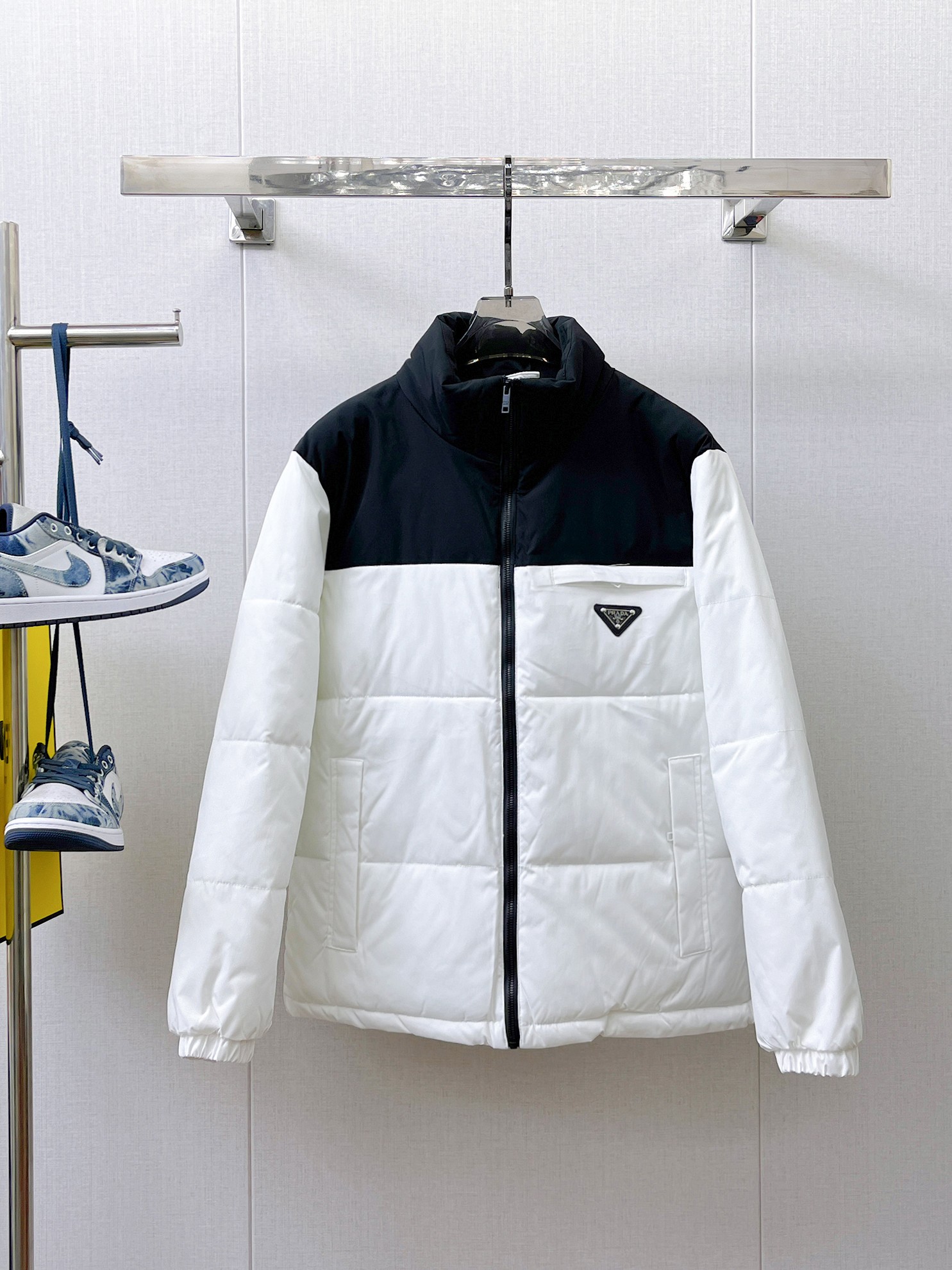 NO:658020,Prada's new 2025ss winter down jacket with all three standards is in perfect condition. It's comfortable and warm, and the color is full and attractive. The design is very outstanding, and it can easily enhance the sense of fashion. The workmanship is extremely sophisticated and rigorous, and the wiring is neat and meticulous!  A masterpiece from a famous designer!  The upper body does not look bloated and is super handsome!  Available sizes M ~ XXXL,,prada,jackets & coats,down jacket,alexander wang19860909普拉达 三标齐全 2025ss冬季新款羽绒棉服外套,秀场新品品相非常完美,舒适保暖,色泽饱满诱人,非常出彩的设计,轻松将时髦感进阶,做工极为考究严谨,走线工整细致！大牌设计师巨作！上身不显臃肿、超级帅气！现货码数M ～ XXXL,,prada,jackets & coats,down jacket,alexander wang,Men's clothing