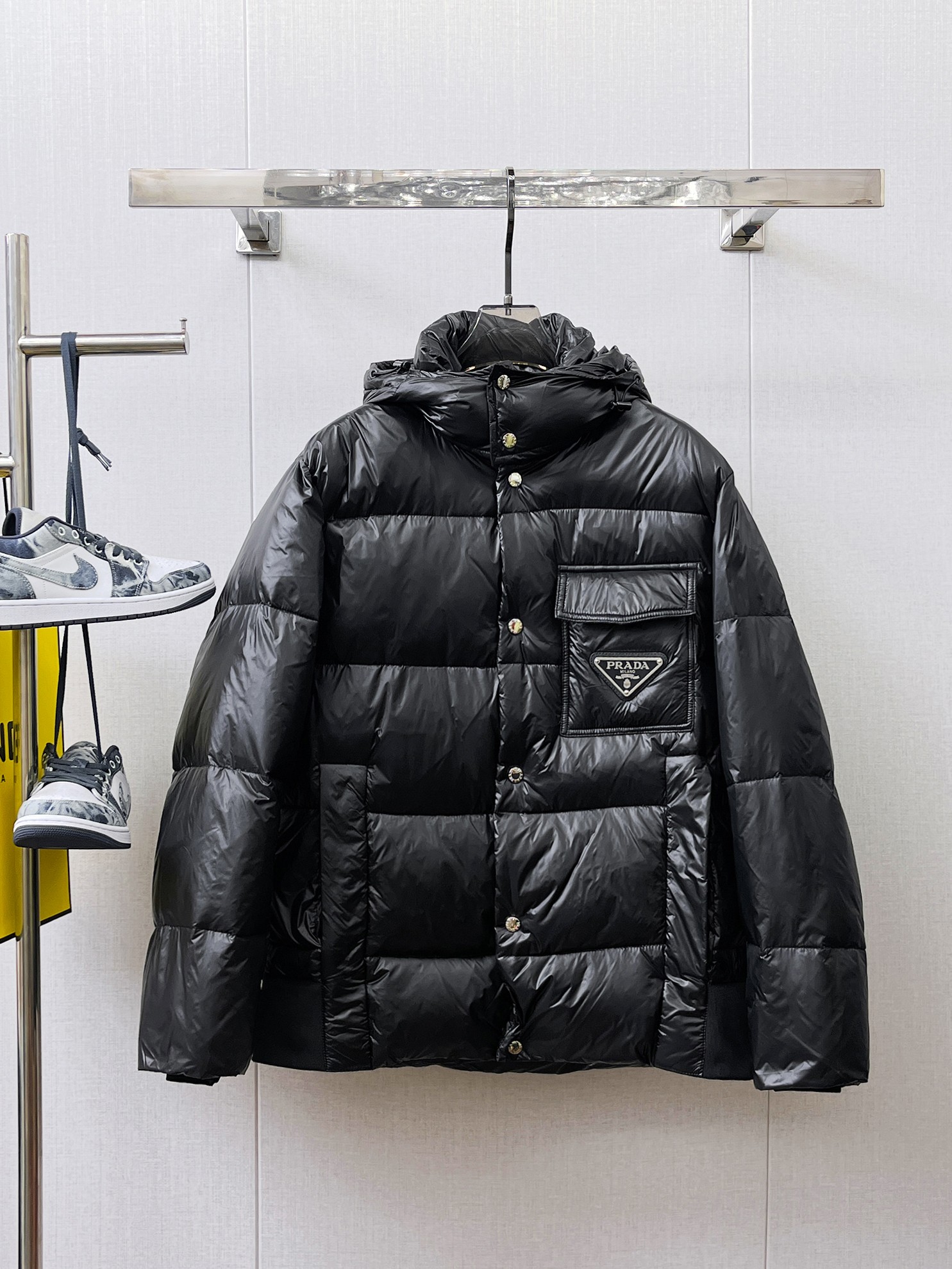 NO:657977,Prada's 2025 spring and winter new down jacket. This is known as the most expensive down jacket in the industry, with 90 down in total. With a classic logo combination, it is full of visual impact at first sight. It has better thermal insulation performance, is light and not heavy, and has good loft recovery after compression, and it can gather heat and lock in temperature!  Personalized color matching design, fresh and energetic!  There are too many versions circulating in the market. In addition to the different fabrics and workmanship, the biggest difference is that the filling is not goose down at all but feather silk or velvet, etc., and it is not easy to distinguish for those who don’t understand. In addition, the fabrics and workmanship are definitely not of the same level. In short, look for us and you will never go astray. All the exclusive full colors are purchased from genuine development. If you understand the quality of our down jackets, you can safely recommend it with your eyes closed. The three standards are complete!  Uniform series for men and women!  Size M-3XL. Maximum wear is 195 pounds.,,prada,down jacket,alexander wang19860909普拉达 2025春冬新款羽绒服.这款号称羽绒服届最贵的,全部90绒的.带着经典的Logo组合搭配,第一眼看到就是满满的视觉冲击,保暖性能更出色,轻便不厚重,且压缩后的蓬松度恢复性好,聚热锁温！个性的拼色设计,清新有活力！市面流通的版本实在太多了,除了面料做工不同外,最大的区别就是填充物根本不是鹅绒而是羽丝或手感绒等等,而不懂的根本不容易区分.另外面料和做工也绝对不是一个级别,总之认准我们,让你绝对不跑偏,独家全色全部购入正版开发,懂我们家羽绒服质量的,完全可以放心闭眼推.三标齐全！男女同款系列！码数M-3XL.最大穿到195斤.,,prada,down jacket,alexander wang,Men's clothing