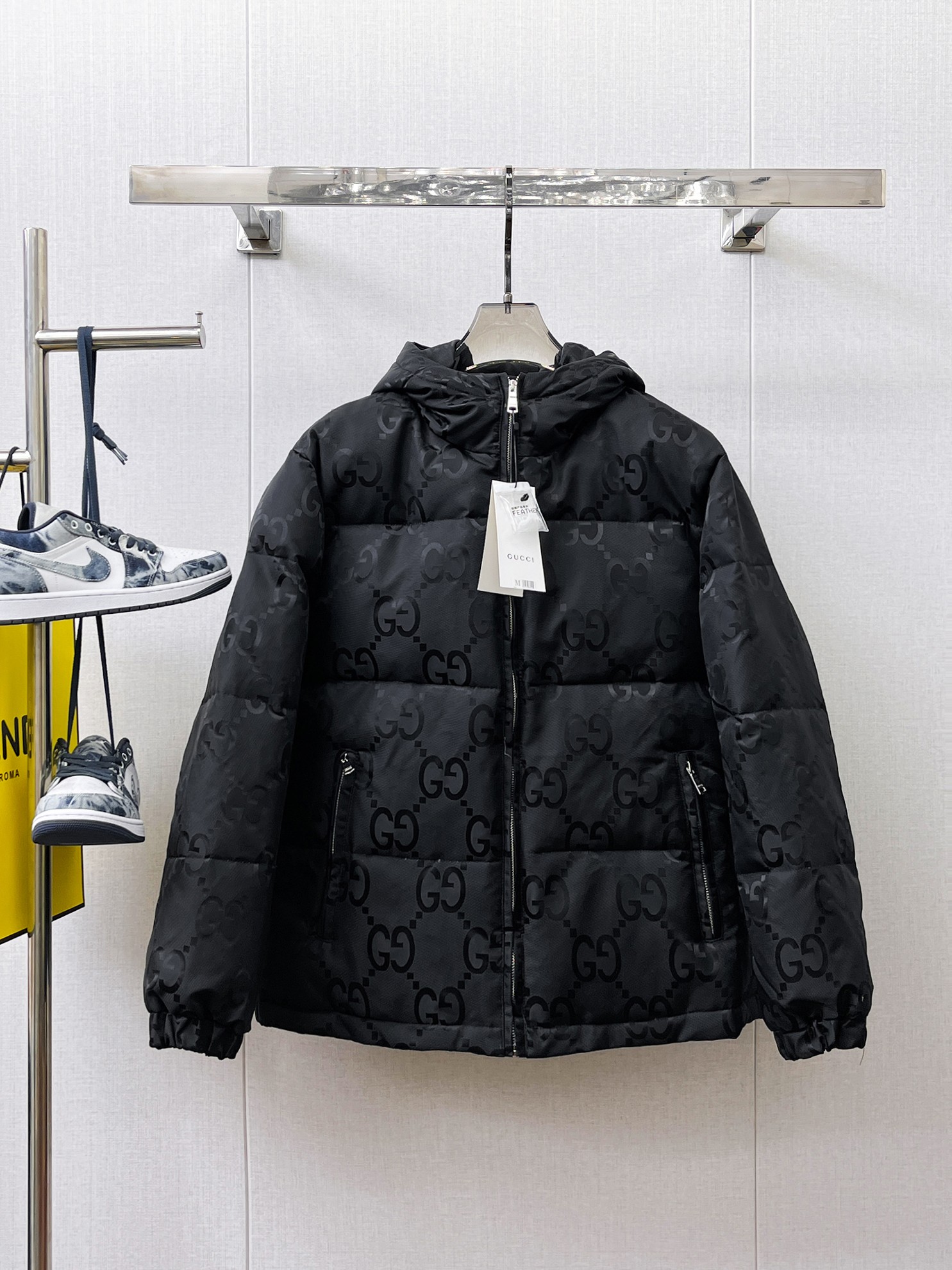 NO:658026,Gucci's new 2025 spring and winter down jacket. This is known as the most expensive down jacket in the world, with 90 down in total. With a classic logo combination, it is full of visual impact at first sight. It has better thermal insulation performance, is light and not heavy, and has good loft recovery after compression, and it can gather heat and lock in temperature!  Personalized color matching design, fresh and energetic!  There are too many versions circulating in the market. In addition to the different fabrics and workmanship, the biggest difference is that the filling is not goose down at all but feather silk or velvet, etc., and it is not easy to distinguish for those who don’t understand. In addition, the fabrics and workmanship are definitely not of the same level. In short, look for us and you will never go astray. All the exclusive full colors are purchased from genuine development. If you understand the quality of our down jackets, you can safely recommend it with your eyes closed. The three standards are complete!  Uniform series for men and women!  Size M-3XL. Maximum wear is 195 pounds.,,down jacket,alexander wang19860909古奇 2025春冬新款羽绒服.这款号称羽绒服届最贵的,全部90绒的.带着经典的Logo组合搭配,第一眼看到就是满满的视觉冲击,保暖性能更出色,轻便不厚重,且压缩后的蓬松度恢复性好,聚热锁温！个性的拼色设计,清新有活力！市面流通的版本实在太多了,除了面料做工不同外,最大的区别就是填充物根本不是鹅绒而是羽丝或手感绒等等,而不懂的根本不容易区分.另外面料和做工也绝对不是一个级别,总之认准我们,让你绝对不跑偏,独家全色全部购入正版开发,懂我们家羽绒服质量的,完全可以放心闭眼推.三标齐全！男女同款系列！码数M-3XL.最大穿到195斤.,,down jacket,alexander wang,Men's clothing