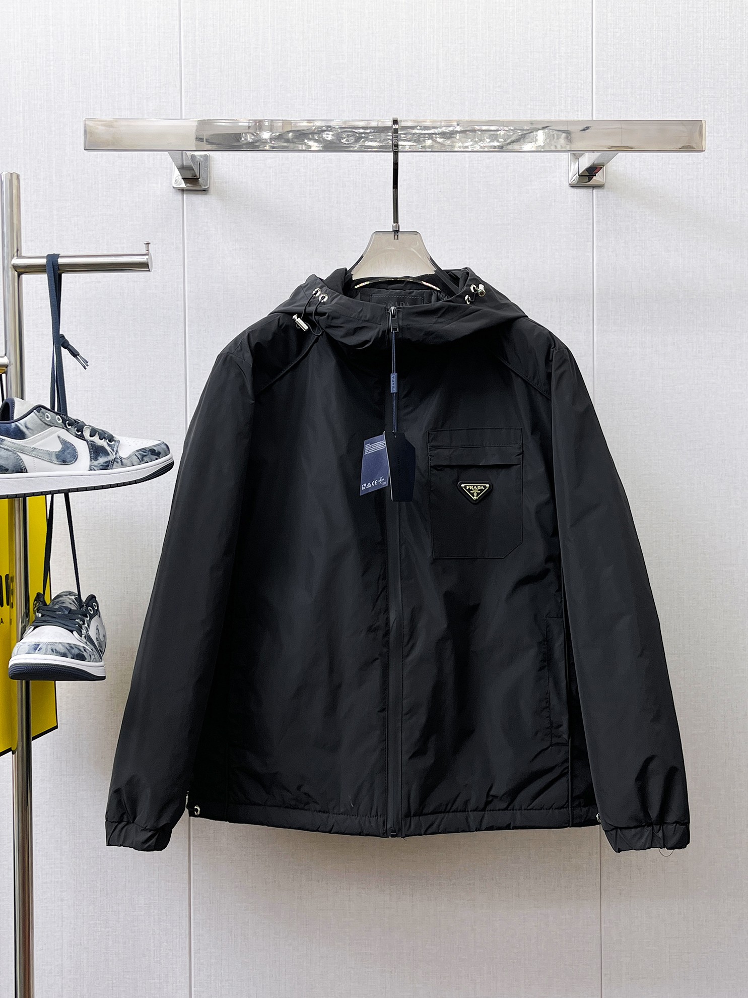 NO:658009,Prada's new 2025ss winter down jacket with all three standards is in perfect condition. It's comfortable and warm, and the color is full and attractive. The design is very outstanding, and it can easily enhance the sense of fashion. The workmanship is extremely sophisticated and rigorous, and the wiring is neat and meticulous!  A masterpiece from a famous designer!  The upper body does not look bloated and is super handsome!  Available sizes M ~ XXXL,,prada,jackets & coats,down jacket,alexander wang19860909普拉达 三标齐全 2025ss冬季新款羽绒棉服外套,秀场新品品相非常完美,舒适保暖,色泽饱满诱人,非常出彩的设计,轻松将时髦感进阶,做工极为考究严谨,走线工整细致！大牌设计师巨作！上身不显臃肿、超级帅气！现货码数M ～ XXXL,,prada,jackets & coats,down jacket,alexander wang,Men's clothing