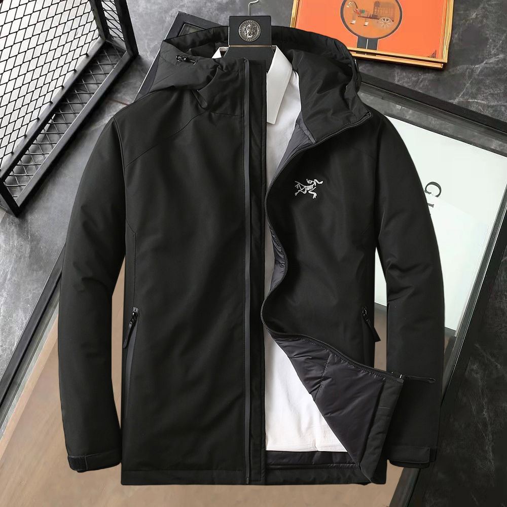 NO:595257,Arc'teryx's 2025 spring and winter new down jacket. This is known as the most expensive down jacket in the world, with 90 down in total. With a classic logo combination, it is full of visual impact at first sight. It has better thermal insulation performance, is light and not heavy, and has good loft recovery after compression, and it can gather heat and lock in temperature!  Personalized color matching design, fresh and energetic!  There are too many versions circulating in the market. In addition to the different fabrics and workmanship, the biggest difference is that the filling is not goose down at all but feather silk or velvet, etc., and it is not easy to distinguish for those who don’t understand. In addition, the fabrics and workmanship are definitely not of the same level. In short, look for us and you will never go astray. All the exclusive full colors are purchased from genuine development. If you understand the quality of our down jackets, you can safely recommend it with your eyes closed. The three standards are complete!  Uniform series for men and women!  Size M-3XL. Maximum wear is 195 pounds.,arc'teryx,down jacket,alexander wang19860909始祖鸟 2025春冬新款羽绒服.这款号称羽绒服届最贵的,全部90绒的.带着经典的Logo组合搭配,第一眼看到就是满满的视觉冲击,保暖性能更出色,轻便不厚重,且压缩后的蓬松度恢复性好,聚热锁温！个性的拼色设计,清新有活力！市面流通的版本实在太多了,除了面料做工不同外,最大的区别就是填充物根本不是鹅绒而是羽丝或手感绒等等,而不懂的根本不容易区分.另外面料和做工也绝对不是一个级别,总之认准我们,让你绝对不跑偏,独家全色全部购入正版开发,懂我们家羽绒服质量的,完全可以放心闭眼推.三标齐全！男女同款系列！码数M-3XL.最大穿到195斤.,arc'teryx,down jacket,alexander wang,Men's clothing