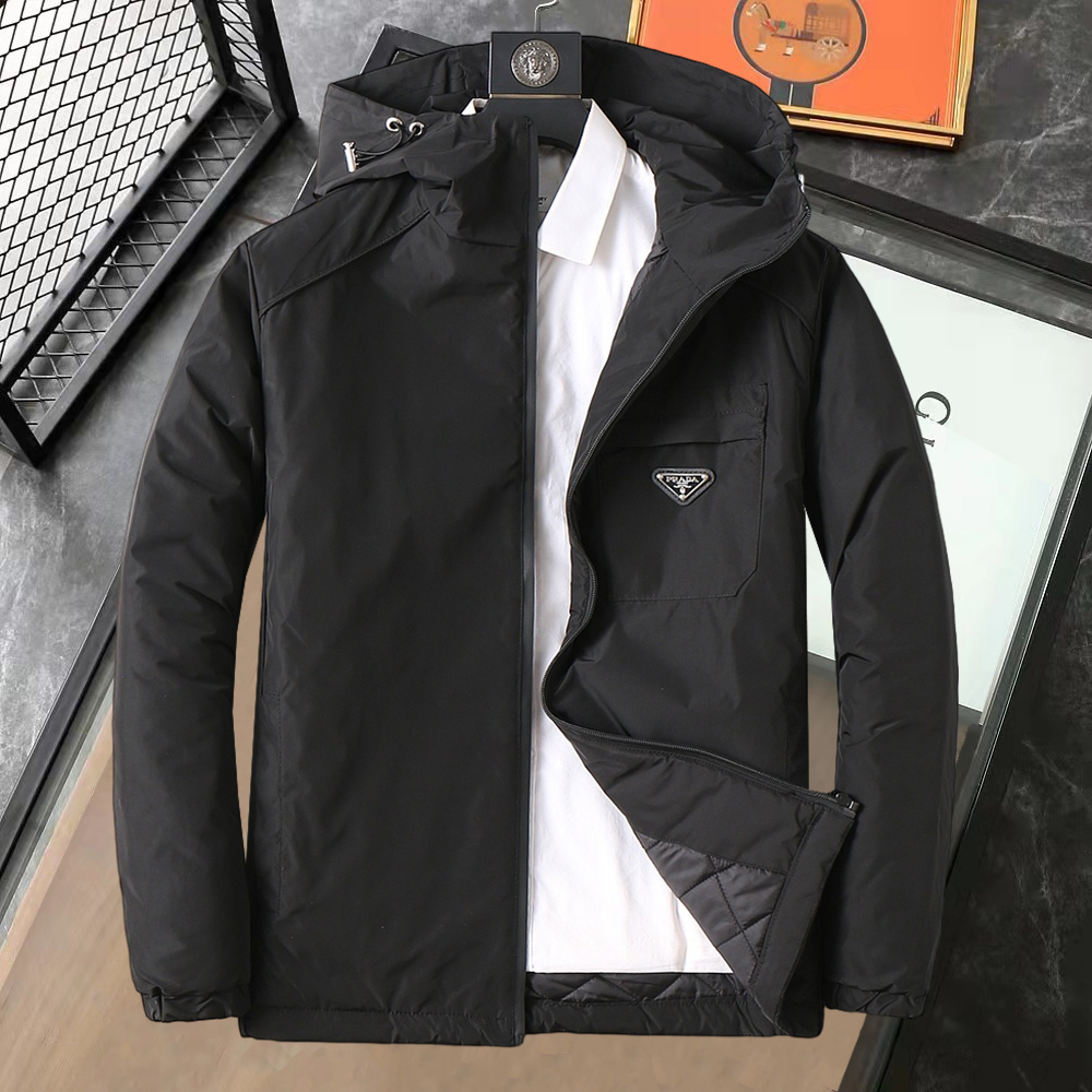 NO:595251,Prada's new 2025ss winter down jacket with all three standards is in perfect condition. It's comfortable and warm, and the color is full and attractive. The design is very outstanding, and it can easily enhance the sense of fashion. The workmanship is extremely sophisticated and rigorous, and the wiring is neat and meticulous!  A masterpiece from a famous designer!  The upper body does not look bloated and is super handsome!  Available sizes M ~ XXXL,,prada,jackets & coats,down jacket,alexander wang19860909普拉达 三标齐全 2025ss冬季新款羽绒棉服外套,秀场新品品相非常完美,舒适保暖,色泽饱满诱人,非常出彩的设计,轻松将时髦感进阶,做工极为考究严谨,走线工整细致！大牌设计师巨作！上身不显臃肿、超级帅气！现货码数M ～ XXXL,,prada,jackets & coats,down jacket,alexander wang,Men's clothing