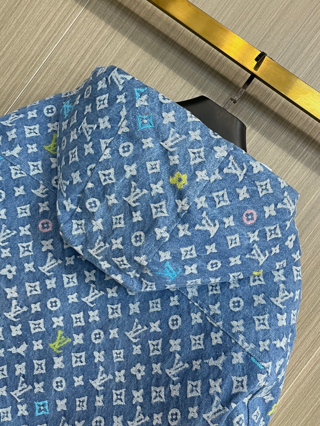 LV2024秋冬新款羽绒服这款号称羽绒服届最贵的全部90绒的带着经典的Logo组合搭配第一眼看到就是满满