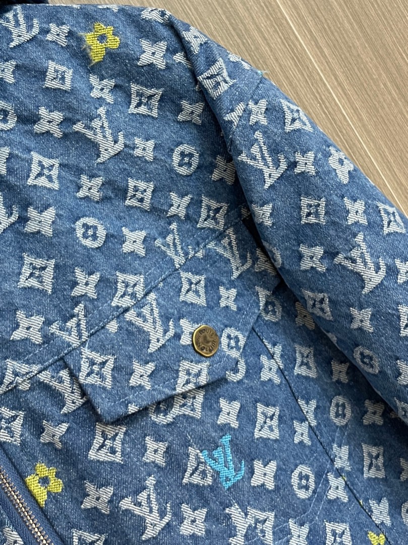 LV2024秋冬新款羽绒服这款号称羽绒服届最贵的全部90绒的带着经典的Logo组合搭配第一眼看到就是满满