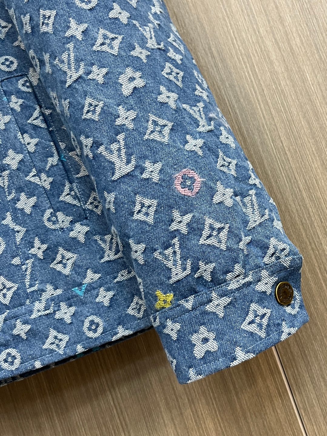 LV2024秋冬新款羽绒服这款号称羽绒服届最贵的全部90绒的带着经典的Logo组合搭配第一眼看到就是满满