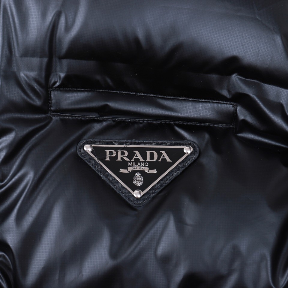 PRADA普拉达连帽2024秋冬最新款亮面羽绒服！前胸口袋饰有品牌独特三角金属铁标徽章甄选客供100%棉