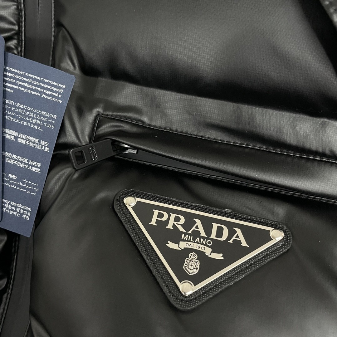 纯原臻品顶级原版复刻PRADA/普拉达2024新款大口袋三角标新款羽绒服原版面料高版本高品质网红明星同款