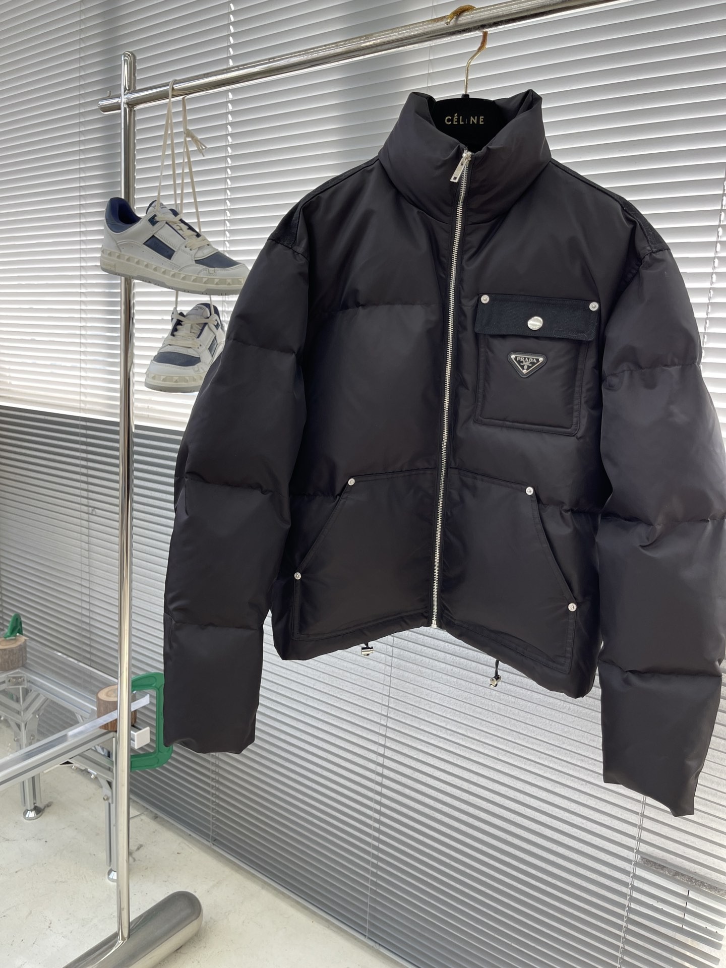 NO:727907,Support replacement after the year!  -Support replacement after the year!  PRAD's 2025 autumn and winter new are-Nylon short stand-collar cotton jacket. This Re-Nylon cotton jacket adopts a wide silhouette and a sporty functional design. The innovative regenerated nylon fabric strengthens the modern pragmatism characteristics, with warm filling, decorated with enameled triangular metal logo, straight sleeve zipper closure, Oversize version, the upper body effect is very handsome, highly recommended!  Size: M~3XL,,prada,versace,jackets & coats,19860909支持年后退换！ -支持年后退换！PRAD 2025秋冬新款are-Nylon短款立领棉服夹克,这款Re-Nylon棉服夹克采用宽大廓形和运动风功能性设计.创新再生尼龙面料强化了现代实用主义特性,搭配温暖的填充,饰以涂珐琅三角形金属徽标,直筒衣袖拉链开合,Oversize版型,上身效果非常帅气,强烈推荐！ 码数:M~3XL,,prada,versace,jackets & coats,,Men's clothing