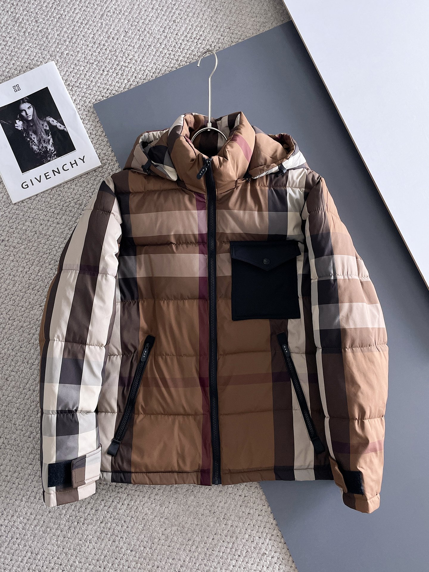 P475 巴宝莉 三标齐全 2025ss冬季新款羽绒棉服外套,秀场新品‼品相非常完美,舒适保暖,色泽饱满诱人,非常出彩的设计,轻松将时髦感进阶,做工极为考究严谨,走线工整细致!大牌设计师巨作!上身不显臃肿、超级帅气!现货码数:M ~ XXXL