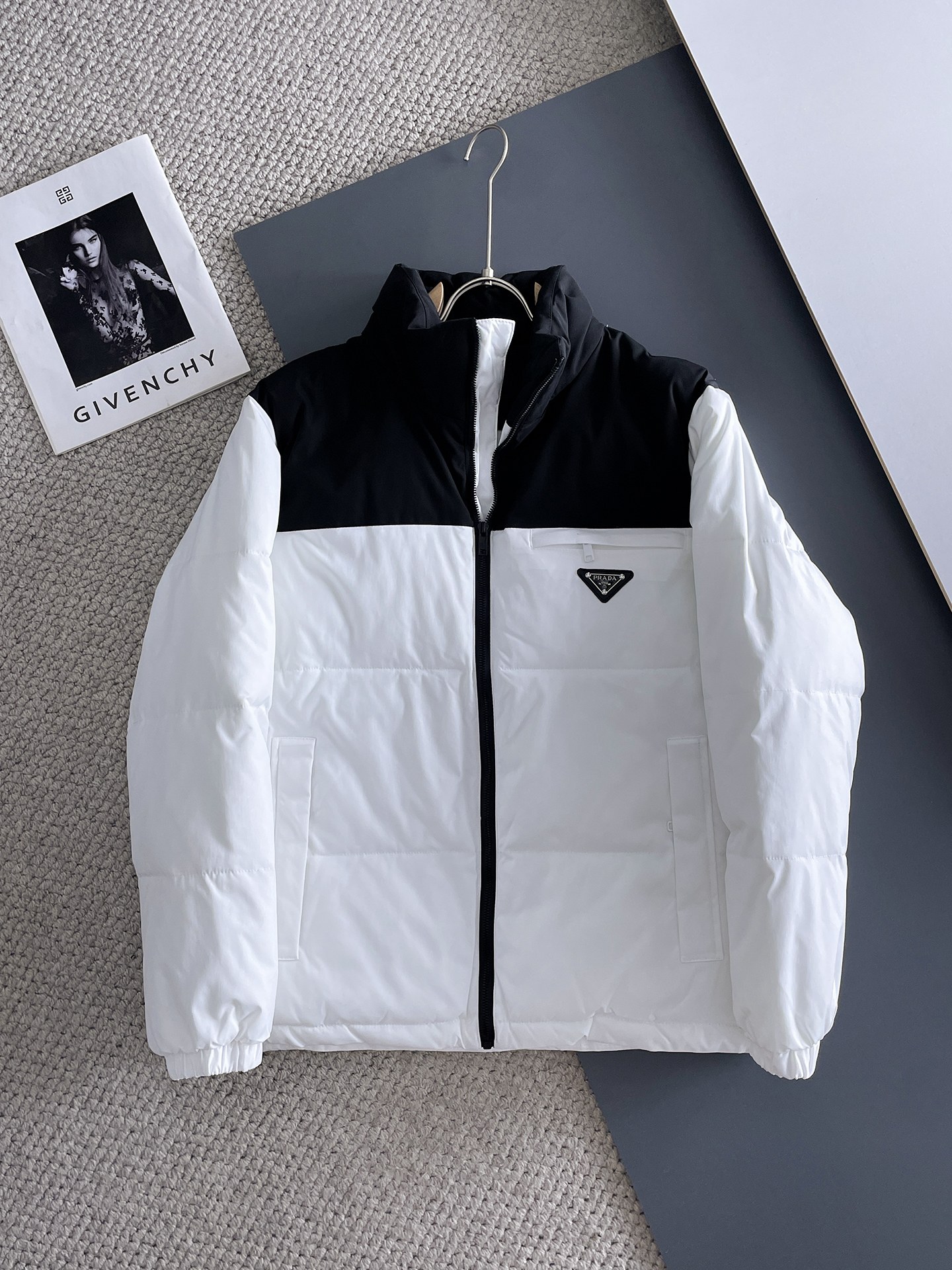 P475  普拉达  三标齐全    2025ss冬季新款羽绒棉服外套，秀场新品‼品相非常完美，舒适保暖，色泽饱满诱人，非常出彩的设计，轻松将时髦感进阶，做工极为考究严谨，走线工整细致！大牌设计师巨作！上身不显臃肿、超级帅气！现货码数：M ～ XXXL