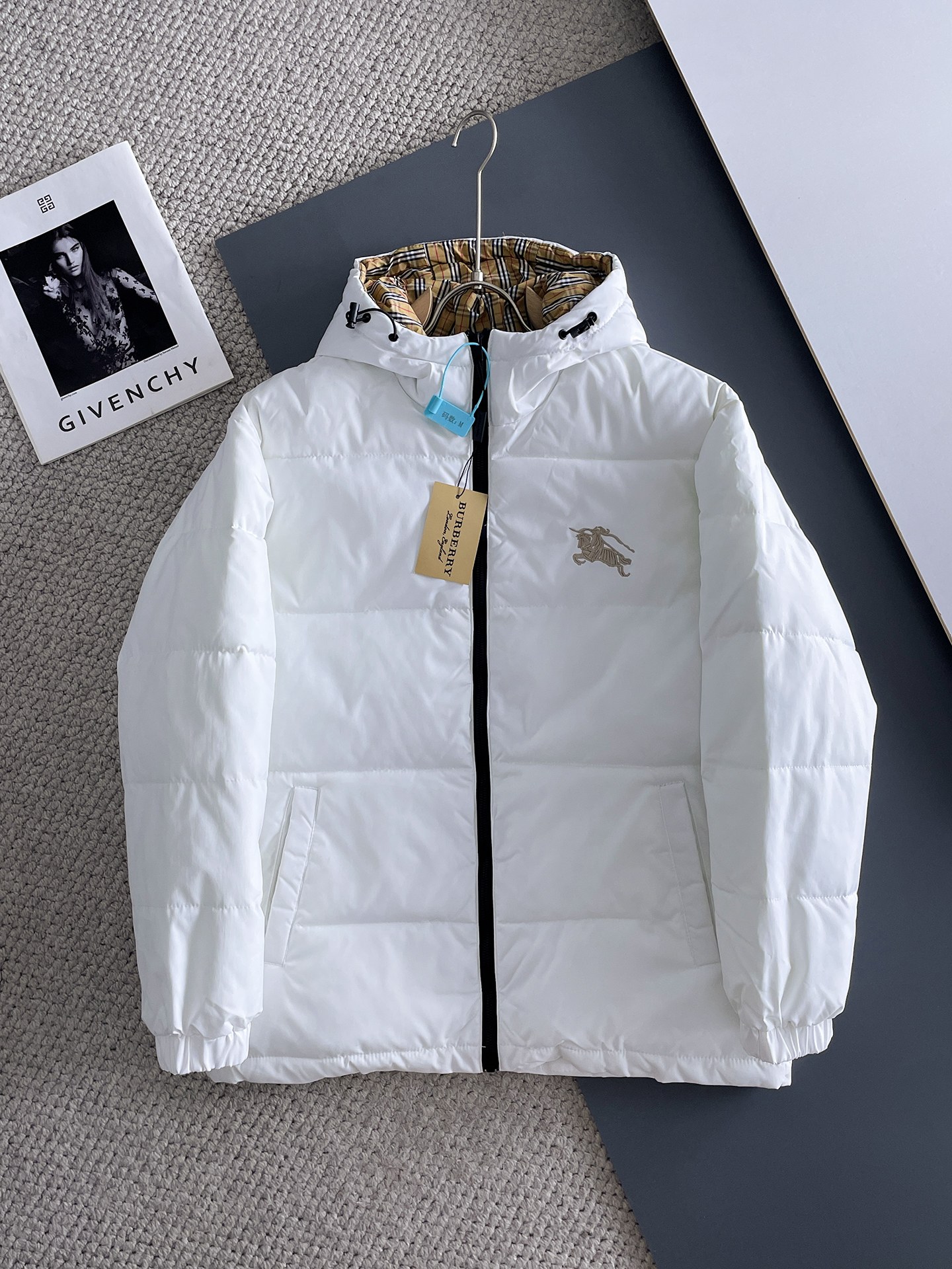 P475 巴宝莉 三标齐全 2025ss冬季新款羽绒棉服外套,秀场新品‼品相非常完美,舒适保暖,色泽饱满诱人,非常出彩的设计,轻松将时髦感进阶,做工极为考究严谨,走线工整细致!大牌设计师巨作!上身不显臃肿、超级帅气!现货码数:M ~ XXXL