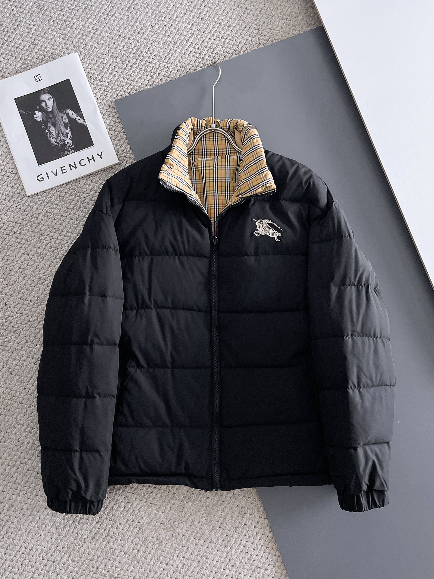 P475 巴宝莉 三标齐全 2025ss冬季新款双面羽绒棉服外套,秀场新品‼品相非常完美,舒适保暖,色泽饱满诱人,非常出彩的设计,轻松将时髦感进阶,做工极为考究严谨,走线工整细致!大牌设计师巨作!上身不显臃肿、超级帅气!现货码数:M ~ XXXL