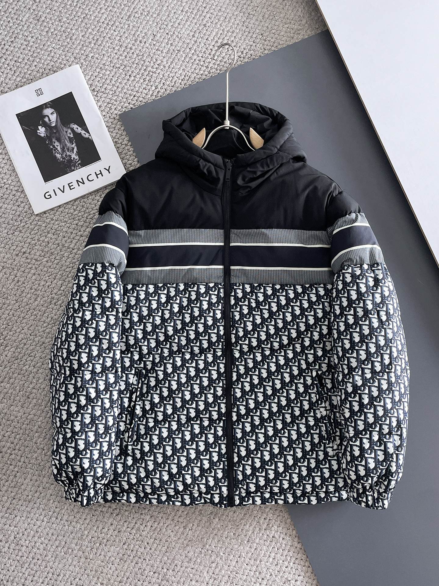 P475  迪奥  三标齐全    2025ss冬季新款羽绒棉服外套，秀场新品‼品相非常完美，舒适保暖，色泽饱满诱人，非常出彩的设计，轻松将时髦感进阶，做工极为考究严谨，走线工整细致！大牌设计师巨作！上身不显臃肿、超级帅气！现货码数：M ～ XXXL