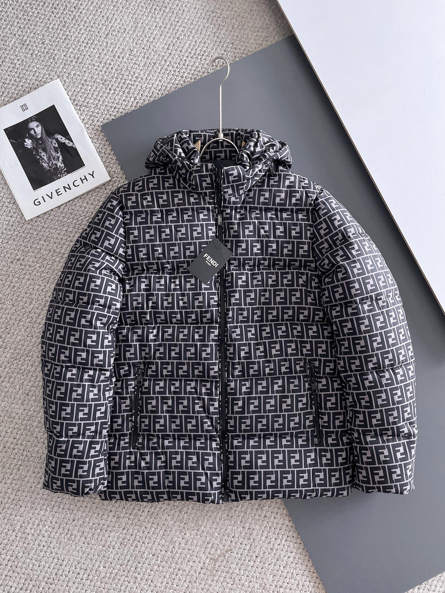 P475 芬迪 三标齐全 2025ss冬季新款羽绒棉服外套,秀场新品‼品相非常完美,舒适保暖,色泽饱满诱人,非常出彩的设计,轻松将时髦感进阶,做工极为考究严谨,走线工整细致!大牌设计师巨作!上身不显臃肿、超级帅气!现货码数:M ~ XXXL