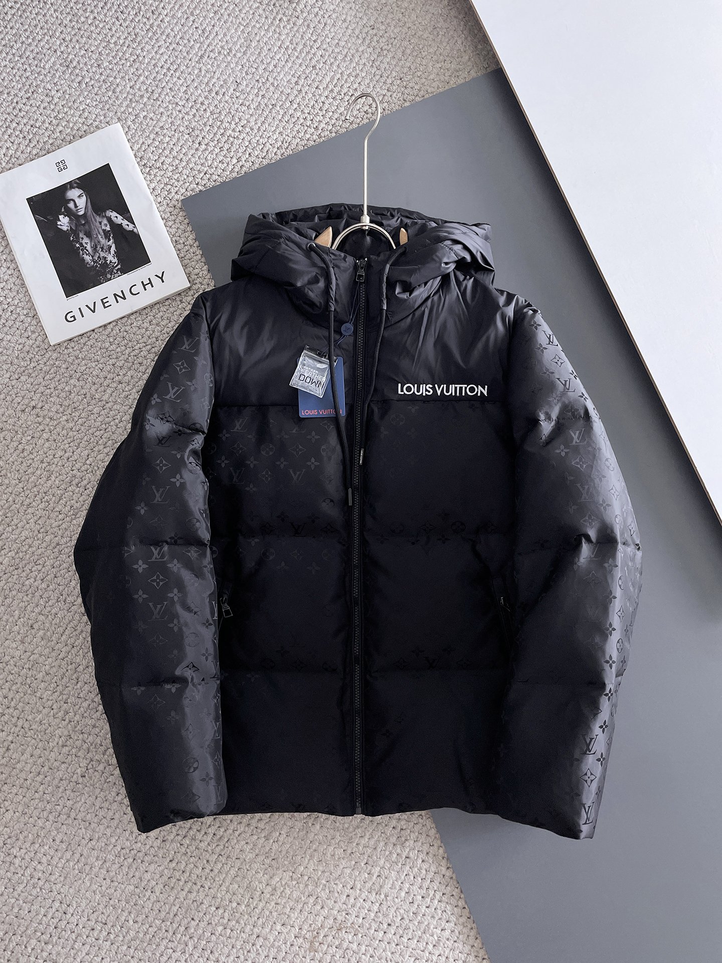 P615  LV 2025ss冬季新品🌟时尚顶级羽绒服
填充进口羽绒朵，100%市面最高品质，进口面料，里布最高标准，绝不跑绒，辅料五金全部原厂定做，10年专注服装生产，保证每件衣服的平整性，羽绒服界的劳斯莱斯
尺码：M-L-XL-2XL-3XL