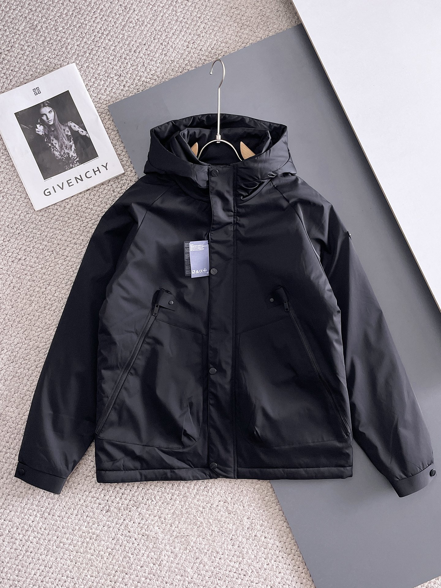 P375  普拉达  三标齐全    2025ss冬季新款羽绒棉服外套，秀场新品‼品相非常完美，舒适保暖，色泽饱满诱人，非常出彩的设计，轻松将时髦感进阶，做工极为考究严谨，走线工整细致！大牌设计师巨作！上身不显臃肿、超级帅气！现货码数：M ～ XXXL