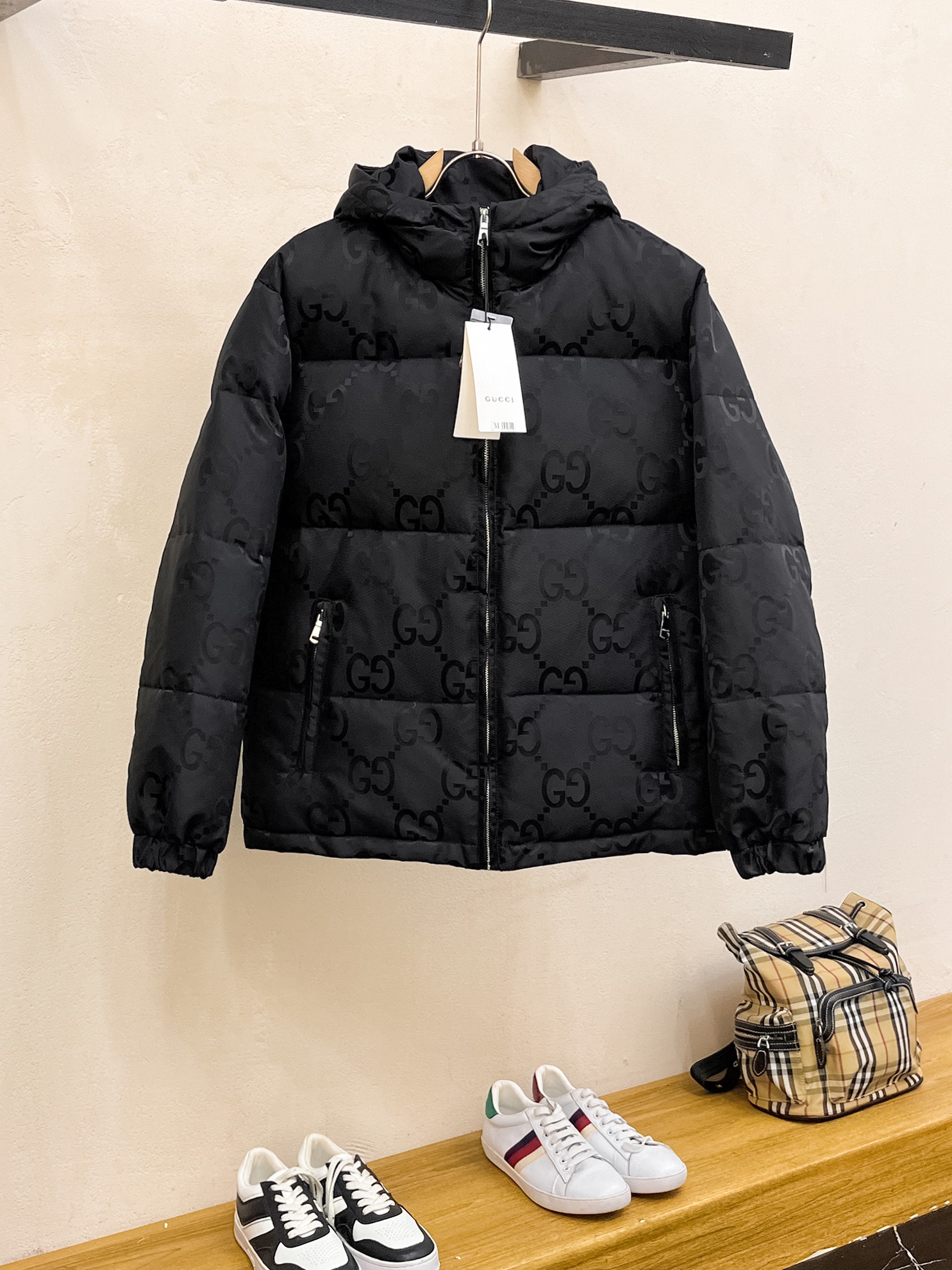 NO:646072,Gucci 2025ss winter new fashion top down jacket filled with imported down, the highest quality on the market, imported fabrics, the highest lining standards, no down, all accessories and hardware are custom-made from the original factory, 10 years of focus on clothing production, ensuring the smoothness of each piece of clothing, the Rolls Royce of down jackets, sizes M-L-XL-2XL-3XL,, down jacket, alexander wang19860909古奇 2025ss冬季新品时尚顶级羽绒服 填充进口羽绒朵,市面最高品质,进口面料,里布最高标准,绝不跑绒,辅料五金全部原厂定做,10年专注服装生产,保证每件衣服的平整性,羽绒服界的劳斯莱斯 尺码M-L-XL-2XL-3XL,,down jacket,alexander wang,Men's clothing