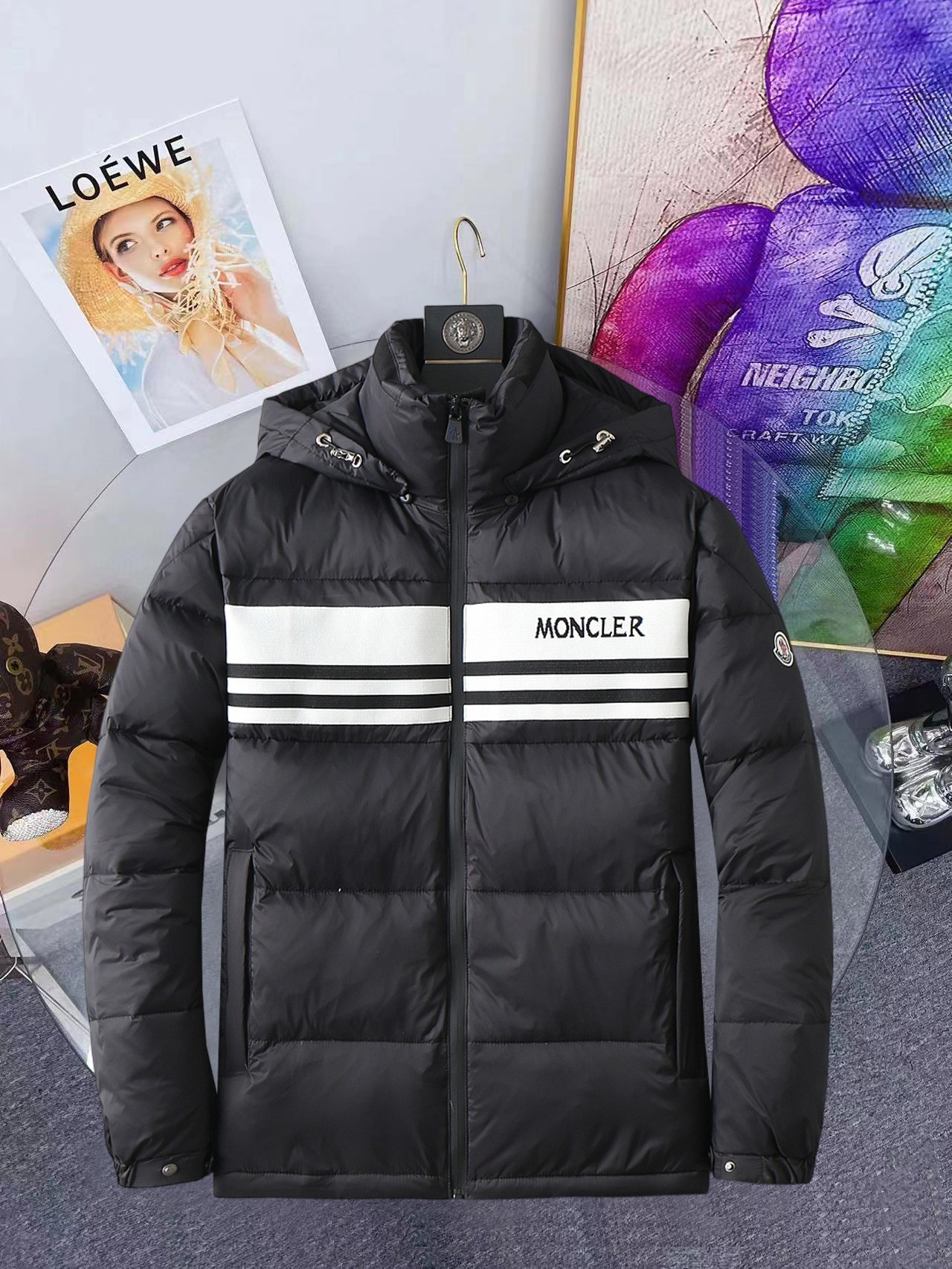 NO:648155,Mengkou's 2025 spring and winter new down jacket. This is known as the most expensive down jacket in the world, with 90 down in total. With a classic logo combination, it is full of visual impact at first sight. It has better thermal insulation performance, is light and not heavy, and has good loft recovery after compression, and can gather heat and lock in temperature!  Personalized color matching design, fresh and energetic!  There are too many versions circulating in the market. In addition to the different fabrics and workmanship, the biggest difference is that the filling is not goose down at all but feather silk or velvet, etc., and it is not easy to distinguish for those who don’t understand. In addition, the fabrics and workmanship are definitely not of the same level. In short, look for us and you will never go astray. All the exclusive full colors are purchased from genuine development. If you understand the quality of our down jackets, you can safely recommend it with your eyes closed. The three standards are complete!  Uniform series for men and women!  Size M-3XL. Maximum wear is 195 pounds.,,Moncler,down jacket,alexander wang19860909蒙口 2025春冬新款羽绒服.这款号称羽绒服届最贵的,全部90绒的.带着经典的Logo组合搭配,第一眼看到就是满满的视觉冲击,保暖性能更出色,轻便不厚重,且压缩后的蓬松度恢复性好,聚热锁温！个性的拼色设计,清新有活力！市面流通的版本实在太多了,除了面料做工不同外,最大的区别就是填充物根本不是鹅绒而是羽丝或手感绒等等,而不懂的根本不容易区分.另外面料和做工也绝对不是一个级别,总之认准我们,让你绝对不跑偏,独家全色全部购入正版开发,懂我们家羽绒服质量的,完全可以放心闭眼推.三标齐全！男女同款系列！码数M-3XL.最大穿到195斤.,,Moncler,down jacket,alexander wang,Men's clothing