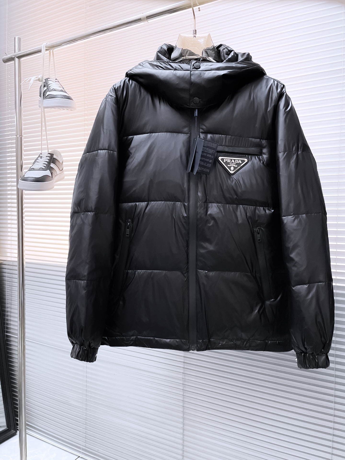 NO:727862,Support replacement after the year!  Prada's 2025ss winter new down jacket and cotton jacket with all three standards, the new product on the show is in perfect condition, comfortable and warm, the color is full and attractive, the design is very outstanding, it can easily enhance the sense of fashion, the workmanship is extremely sophisticated and rigorous, and the wiring is neat and meticulous!  A masterpiece from a famous designer!  The upper body does not look bloated and is super handsome!  Available sizes M ~ XXXL,,prada,jackets & coats,down jacket,19860909支持年后退换！ 普拉达 三标齐全 2025ss冬季新款羽绒棉服加棉外套,秀场新品品相非常完美,舒适保暖,色泽饱满诱人,非常出彩的设计,轻松将时髦感进阶,做工极为考究严谨,走线工整细致！大牌设计师巨作！上身不显臃肿、超级帅气！现货码数M ～ XXXL,,prada,jackets & coats,down jacket,,Men's clothing