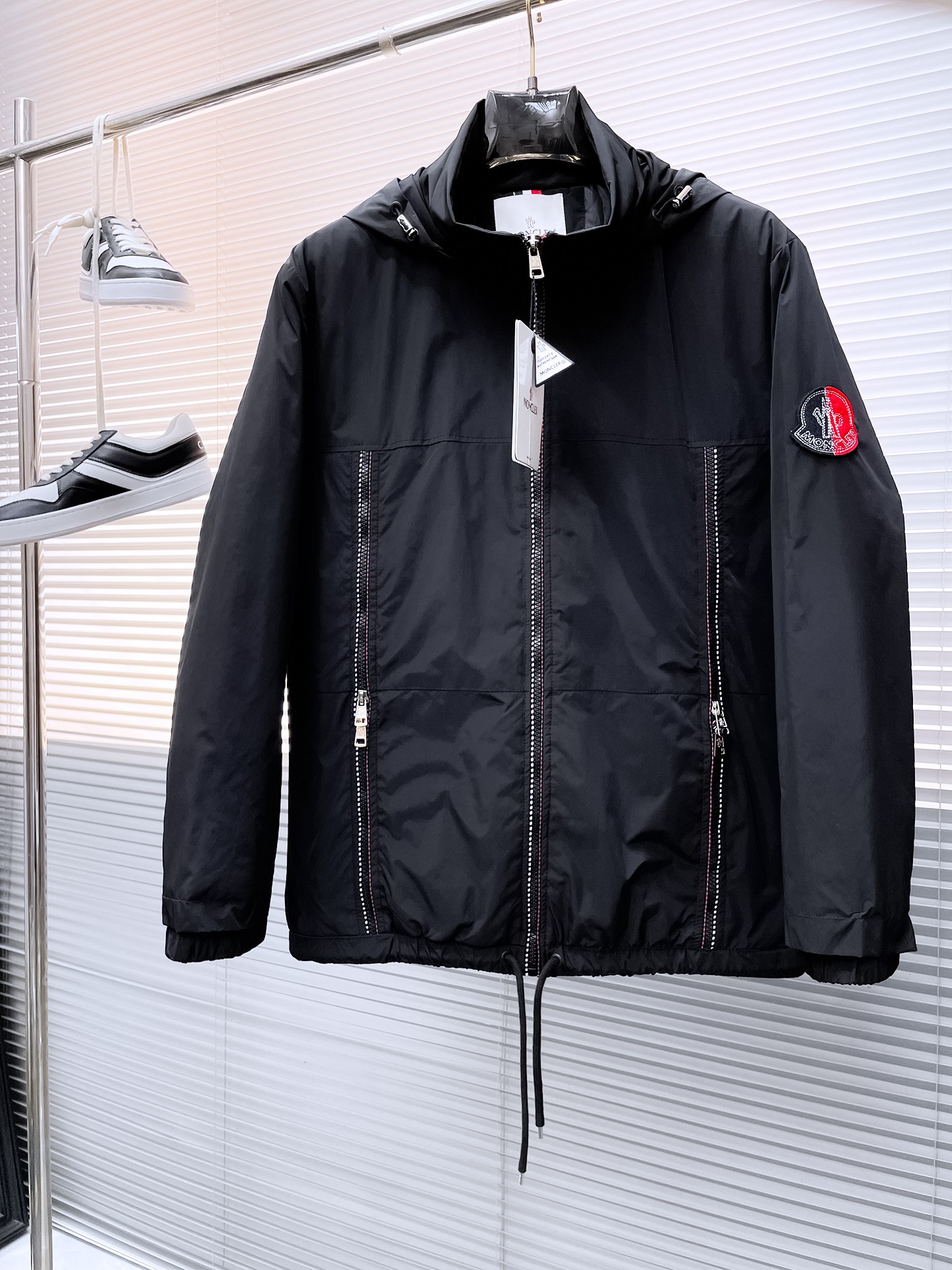 NO:727861,Support replacement after the year!  Mengkou, complete with three standards, 2025ss new winter down jacket and cotton jacket, the new product on the show is in perfect condition, comfortable and warm, the color is full and attractive, the design is very outstanding, it can easily enhance the sense of fashion, the workmanship is extremely sophisticated and rigorous, and the wiring is neat and meticulous!  A masterpiece from a famous designer!  The upper body does not look bloated and is super handsome!  Available sizes M ~ XXXL,,Moncler,jackets & coats,down jacket,19860909支持年后退换！ 蒙口 三标齐全 2025ss冬季新款羽绒棉服加棉外套,秀场新品品相非常完美,舒适保暖,色泽饱满诱人,非常出彩的设计,轻松将时髦感进阶,做工极为考究严谨,走线工整细致！大牌设计师巨作！上身不显臃肿、超级帅气！现货码数M ～ XXXL,,Moncler,jackets & coats,down jacket,,Men's clothing