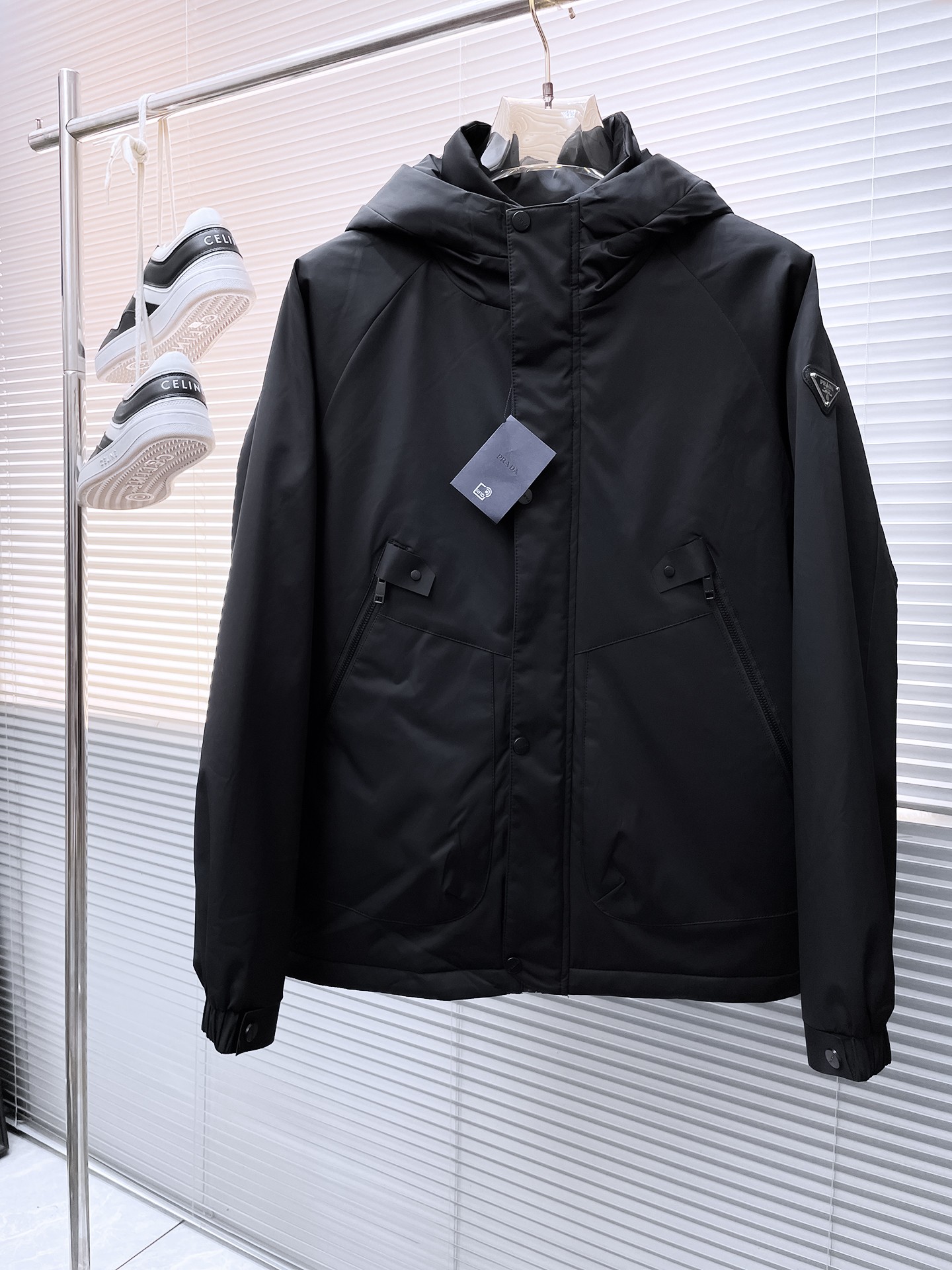 NO:727815,Support replacement after the year!  Prada's 2025ss winter new down jacket and cotton jacket with all three standards, the new product on the show is in perfect condition, comfortable and warm, the color is full and attractive, the design is very outstanding, it can easily enhance the sense of fashion, the workmanship is extremely sophisticated and rigorous, and the wiring is neat and meticulous!  A masterpiece from a famous designer!  The upper body does not look bloated and is super handsome!  Available sizes M ~ XXXL,,prada,jackets & coats,down jacket,19860909支持年后退换！ 普拉达 三标齐全 2025ss冬季新款羽绒棉服加棉外套,秀场新品品相非常完美,舒适保暖,色泽饱满诱人,非常出彩的设计,轻松将时髦感进阶,做工极为考究严谨,走线工整细致！大牌设计师巨作！上身不显臃肿、超级帅气！现货码数M ～ XXXL,,prada,jackets & coats,down jacket,,Men's clothing