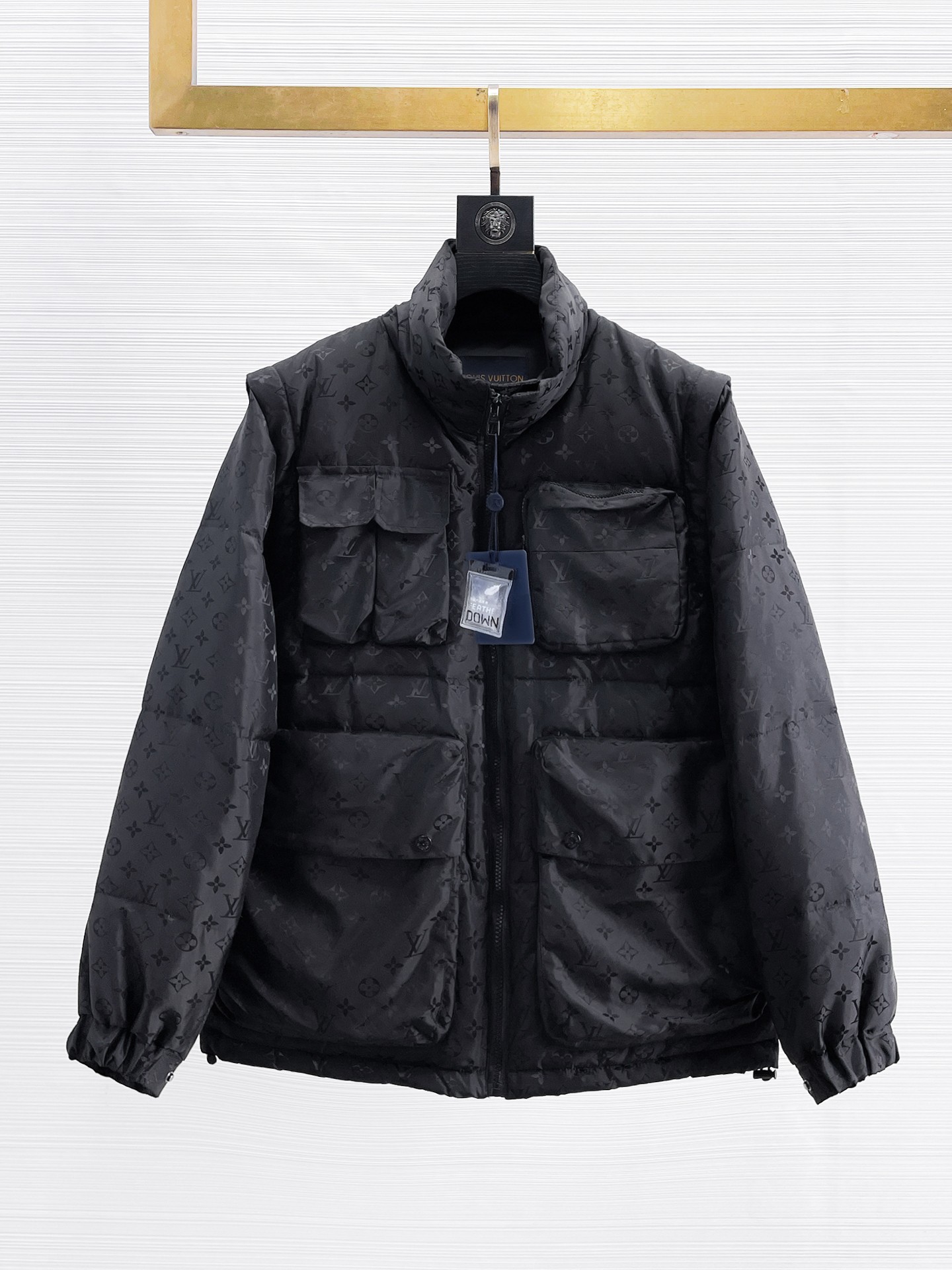 NO:655922,LV 2025 spring and winter new down jacket. One jacket, two ways to wear. This is known as the most expensive down jacket in the world, all 90 down. With a classic logo combination, it is full of visual impact at first sight. It has better thermal insulation performance, is light and not heavy, and has good loft recovery after compression, and it can gather heat and lock in temperature!  Personalized color matching design, fresh and energetic!  There are too many versions circulating in the market. In addition to the different fabrics and workmanship, the biggest difference is that the filling is not goose down at all but feather silk or velvet, etc., and it is not easy to distinguish for those who don’t understand. In addition, the fabrics and workmanship are definitely not of the same level. In short, look for us and you will never go astray. All the exclusive full colors are purchased from genuine development. If you understand the quality of our down jackets, you can safely recommend it with your eyes closed. The three standards are complete!  Uniform series for men and women!  Size M-3XL. Maximum wear is 195 pounds.,,louis vuitton,down jacket,alexander wang19860909LV 2025春冬新款羽绒服.一衣两种穿法.这款号称羽绒服届最贵的,全部90绒的.带着经典的Logo组合搭配,第一眼看到就是满满的视觉冲击,保暖性能更出色,轻便不厚重,且压缩后的蓬松度恢复性好,聚热锁温！个性的拼色设计,清新有活力！市面流通的版本实在太多了,除了面料做工不同外,最大的区别就是填充物根本不是鹅绒而是羽丝或手感绒等等,而不懂的根本不容易区分.另外面料和做工也绝对不是一个级别,总之认准我们,让你绝对不跑偏,独家全色全部购入正版开发,懂我们家羽绒服质量的,完全可以放心闭眼推.三标齐全！男女同款系列！码数M-3XL.最大穿到195斤.,,louis vuitton,down jacket,alexander wang,Men's clothing