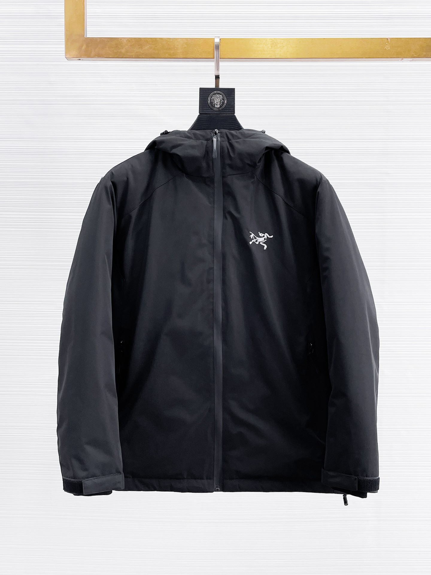 NO:655926,Arc'teryx's 2025 spring and winter new down jacket. This is known as the most expensive down jacket in the world, with 90 down in total. With a classic logo combination, it is full of visual impact at first sight. It has better thermal insulation performance, is light and not heavy, and has good loft recovery after compression, and it can gather heat and lock in temperature!  Personalized color matching design, fresh and energetic!  There are too many versions circulating in the market. In addition to the different fabrics and workmanship, the biggest difference is that the filling is not goose down at all but feather silk or velvet, etc., and it is not easy to distinguish for those who don’t understand. In addition, the fabrics and workmanship are definitely not of the same level. In short, look for us and you will never go astray. All the exclusive full colors are purchased from genuine development. If you understand the quality of our down jackets, you can safely recommend it with your eyes closed. The three standards are complete!  Uniform series for men and women!  Size M-3XL. Maximum wear is 195 pounds.,arc'teryx,down jacket,alexander wang19860909始祖鸟 2025春冬新款羽绒服.这款号称羽绒服届最贵的,全部90绒的.带着经典的Logo组合搭配,第一眼看到就是满满的视觉冲击,保暖性能更出色,轻便不厚重,且压缩后的蓬松度恢复性好,聚热锁温！个性的拼色设计,清新有活力！市面流通的版本实在太多了,除了面料做工不同外,最大的区别就是填充物根本不是鹅绒而是羽丝或手感绒等等,而不懂的根本不容易区分.另外面料和做工也绝对不是一个级别,总之认准我们,让你绝对不跑偏,独家全色全部购入正版开发,懂我们家羽绒服质量的,完全可以放心闭眼推.三标齐全！男女同款系列！码数M-3XL.最大穿到195斤.,arc'teryx,down jacket,alexander wang,Men's clothing