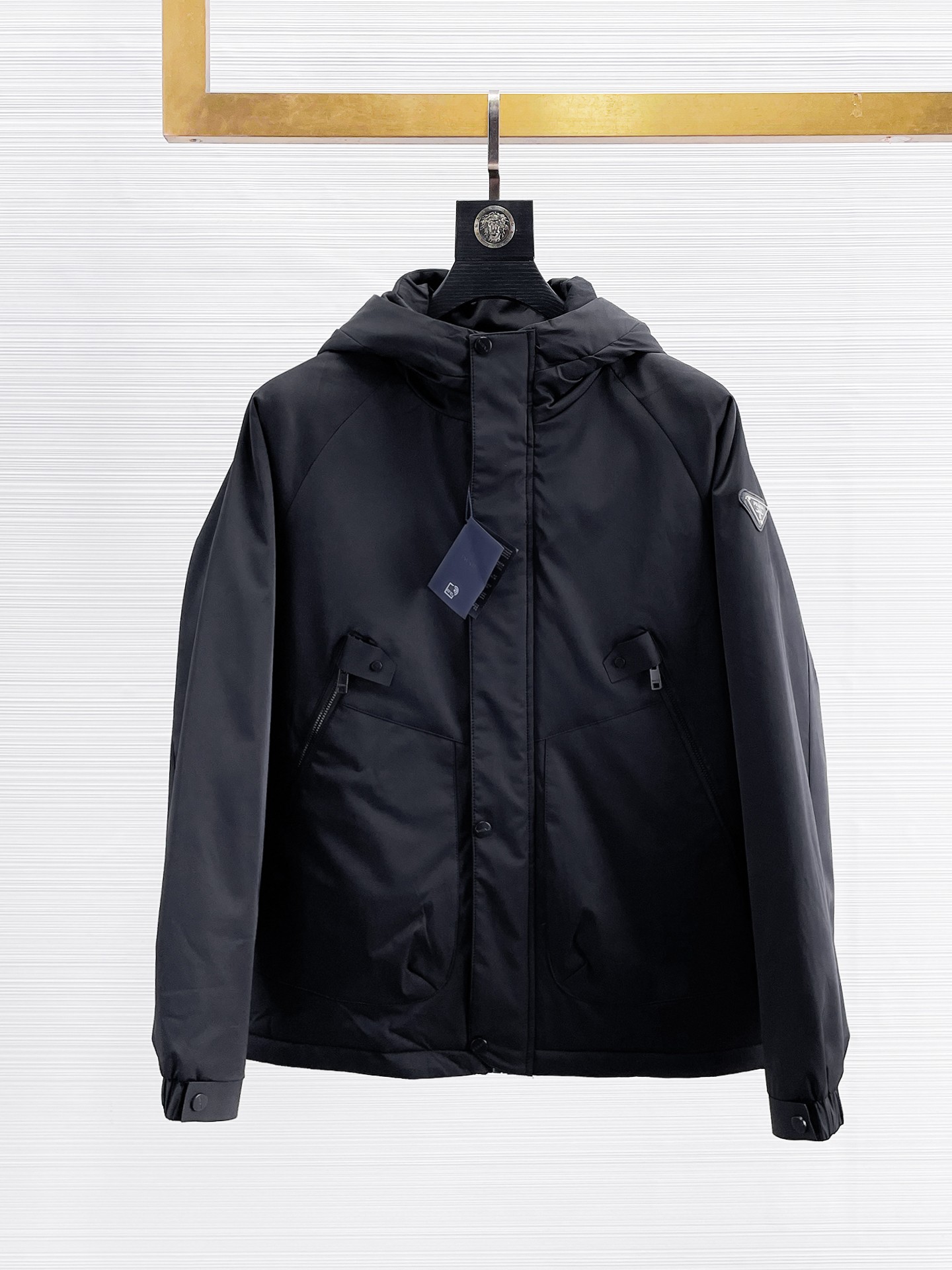 NO:655905,Prada's new 2025ss winter down jacket with all three standards is in perfect condition. It's comfortable and warm, and the color is full and attractive. The design is very outstanding, and it can easily enhance the sense of fashion. The workmanship is extremely sophisticated and rigorous, and the wiring is neat and meticulous!  A masterpiece from a famous designer!  The upper body does not look bloated and is super handsome!  Available sizes M ~ XXXL,,prada,jackets & coats,down jacket,alexander wang19860909普拉达 三标齐全 2025ss冬季新款羽绒棉服外套,秀场新品品相非常完美,舒适保暖,色泽饱满诱人,非常出彩的设计,轻松将时髦感进阶,做工极为考究严谨,走线工整细致！大牌设计师巨作！上身不显臃肿、超级帅气！现货码数M ～ XXXL,,prada,jackets & coats,down jacket,alexander wang,Men's clothing