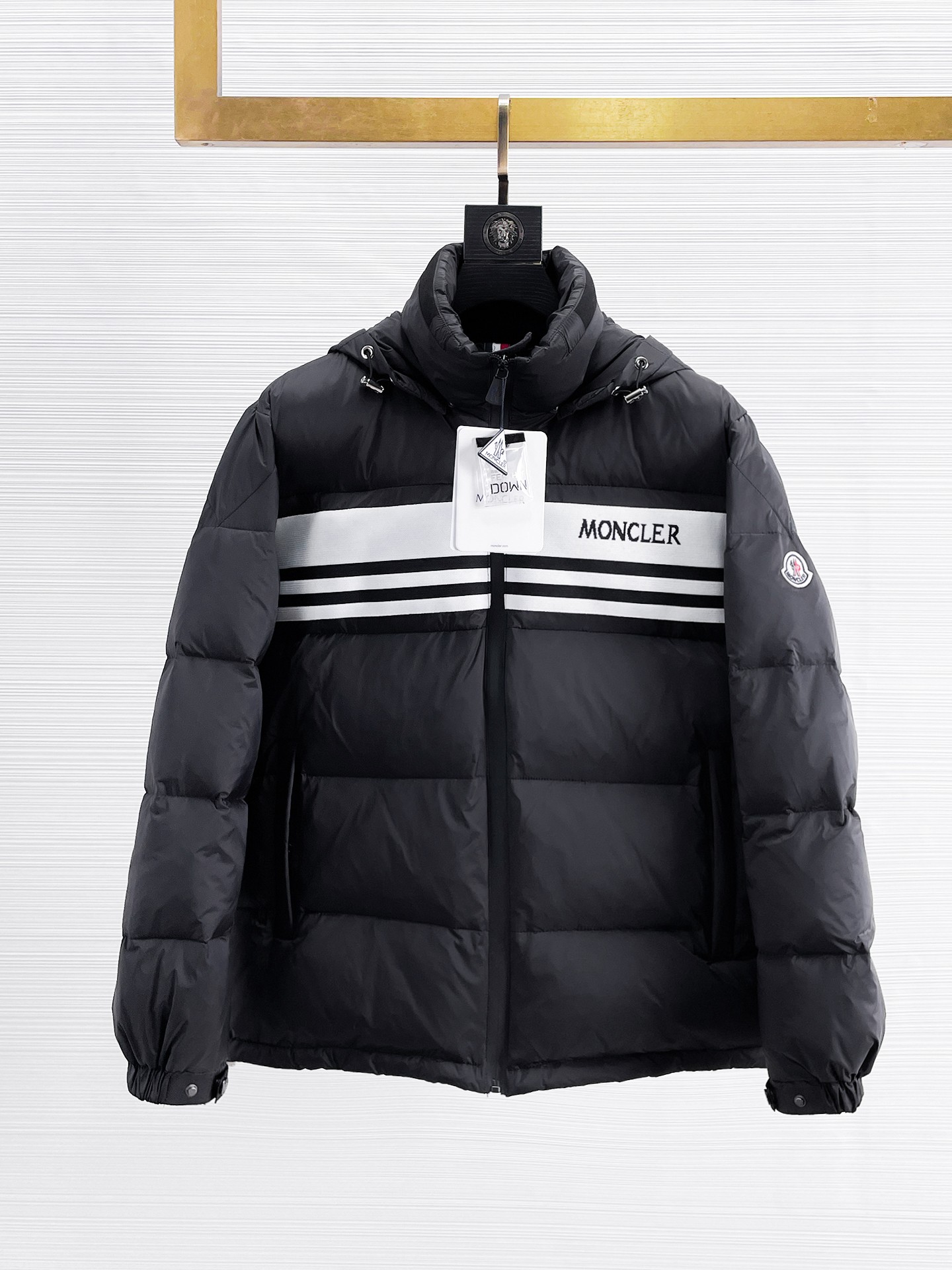 NO:655918,Mengkou's 2025 spring and winter new down jacket. This is known as the most expensive down jacket in the world, with 90 down in total. With a classic logo combination, it is full of visual impact at first sight. It has better thermal insulation performance, is light and not heavy, and has good loft recovery after compression, and can gather heat and lock in temperature!  Personalized color matching design, fresh and energetic!  There are too many versions circulating in the market. In addition to the different fabrics and workmanship, the biggest difference is that the filling is not goose down at all but feather silk or velvet, etc., and it is not easy to distinguish for those who don’t understand. In addition, the fabrics and workmanship are definitely not of the same level. In short, look for us and you will never go astray. All the exclusive full colors are purchased from genuine development. If you understand the quality of our down jackets, you can safely recommend it with your eyes closed. The three standards are complete!  Uniform series for men and women!  Size M-3XL. Maximum wear is 195 pounds.,,Moncler,down jacket,alexander wang19860909蒙口 2025春冬新款羽绒服.这款号称羽绒服届最贵的,全部90绒的.带着经典的Logo组合搭配,第一眼看到就是满满的视觉冲击,保暖性能更出色,轻便不厚重,且压缩后的蓬松度恢复性好,聚热锁温！个性的拼色设计,清新有活力！市面流通的版本实在太多了,除了面料做工不同外,最大的区别就是填充物根本不是鹅绒而是羽丝或手感绒等等,而不懂的根本不容易区分.另外面料和做工也绝对不是一个级别,总之认准我们,让你绝对不跑偏,独家全色全部购入正版开发,懂我们家羽绒服质量的,完全可以放心闭眼推.三标齐全！男女同款系列！码数M-3XL.最大穿到195斤.,,Moncler,down jacket,alexander wang,Men's clothing