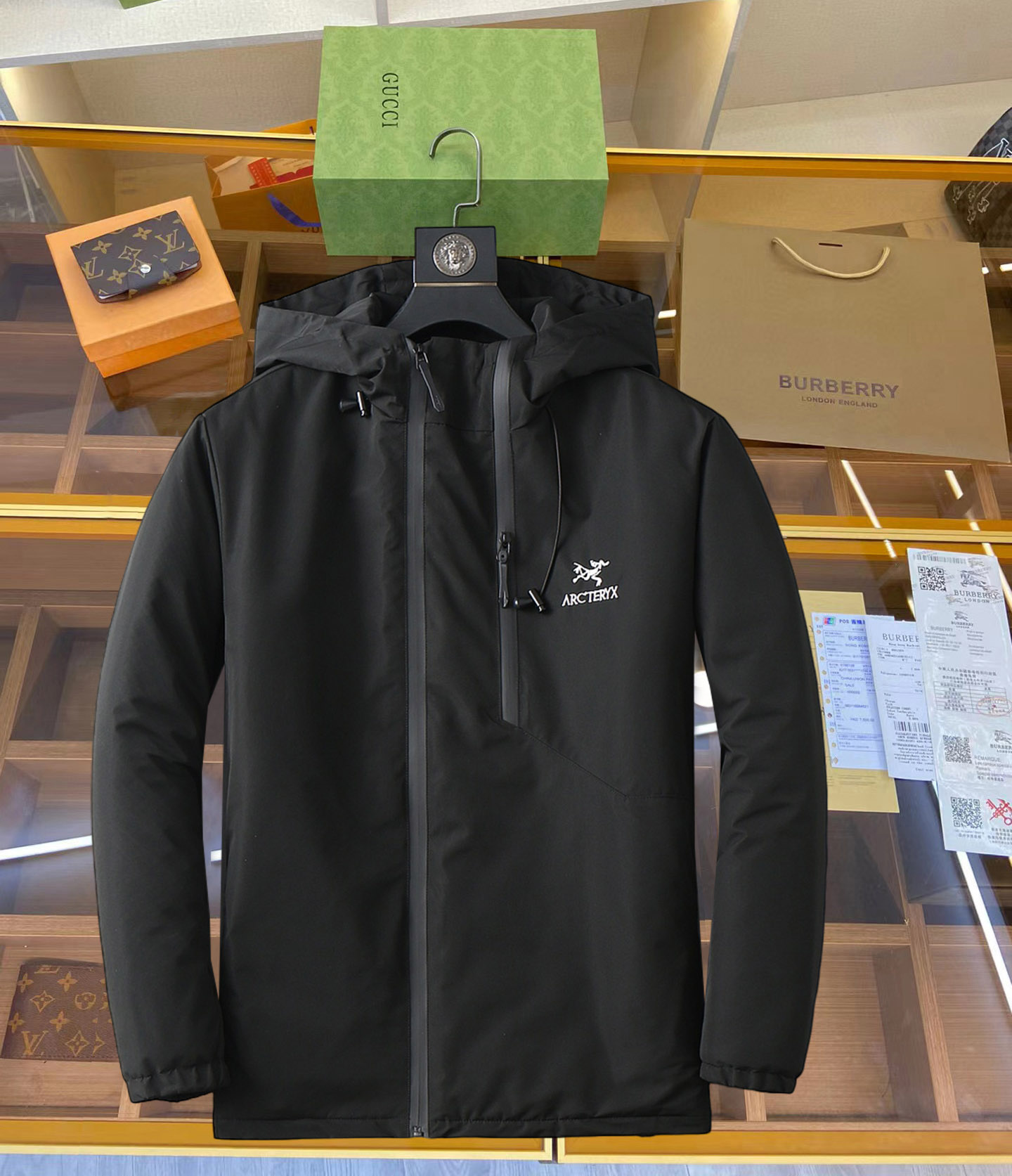 NO:629841,Arc'teryx's 2025ss winter new down jacket with all three standards, the new product on the show is in perfect condition, comfortable and warm, the color is full and attractive, the design is very outstanding, it can easily enhance the fashion sense, the workmanship is extremely sophisticated and rigorous, and the wiring is neat and meticulous!  A masterpiece from a famous designer!  The upper body does not look bloated and is super handsome!  Available size M ~ XXXL,arc'teryx,jackets & coats,down jacket,alexander wang19860909始祖鸟 三标齐全 2025ss冬季新款羽绒棉服外套,秀场新品品相非常完美,舒适保暖,色泽饱满诱人,非常出彩的设计,轻松将时髦感进阶,做工极为考究严谨,走线工整细致！大牌设计师巨作！上身不显臃肿、超级帅气！现货码数M ～ XXXL,arc'teryx,jackets & coats,down jacket,alexander wang,Men's clothing