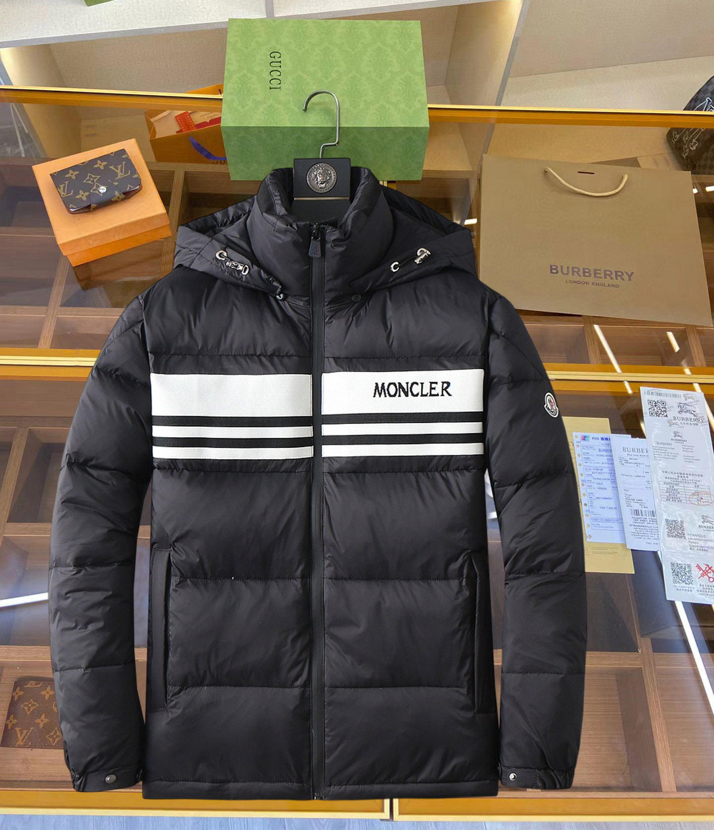 NO:629833,Mengkou 2025 winter new down 90 white duck down jacket, the new product on the show is in perfect condition, comfortable and warm, the color is full and attractive, the very outstanding design can easily enhance the fashion sense, the workmanship is extremely sophisticated and rigorous, and the wiring is neat and meticulous!  A masterpiece from a famous designer!  The upper body does not look bloated and is super handsome!  Counter size M～XXXL,,Moncler,jackets & coats,down jacket,alexander wang19860909蒙口 2025冬季新款羽绒90白鸭绒外套,秀场新品品相非常完美,舒适保暖,色泽饱满诱人,非常出彩的设计,轻松将时髦感进阶,做工极为考究严谨,走线工整细致！大牌设计师巨作！上身不显臃肿、超级帅气！柜台码数M～XXXL,,Moncler,jackets & coats,down jacket,alexander wang,Men's clothing