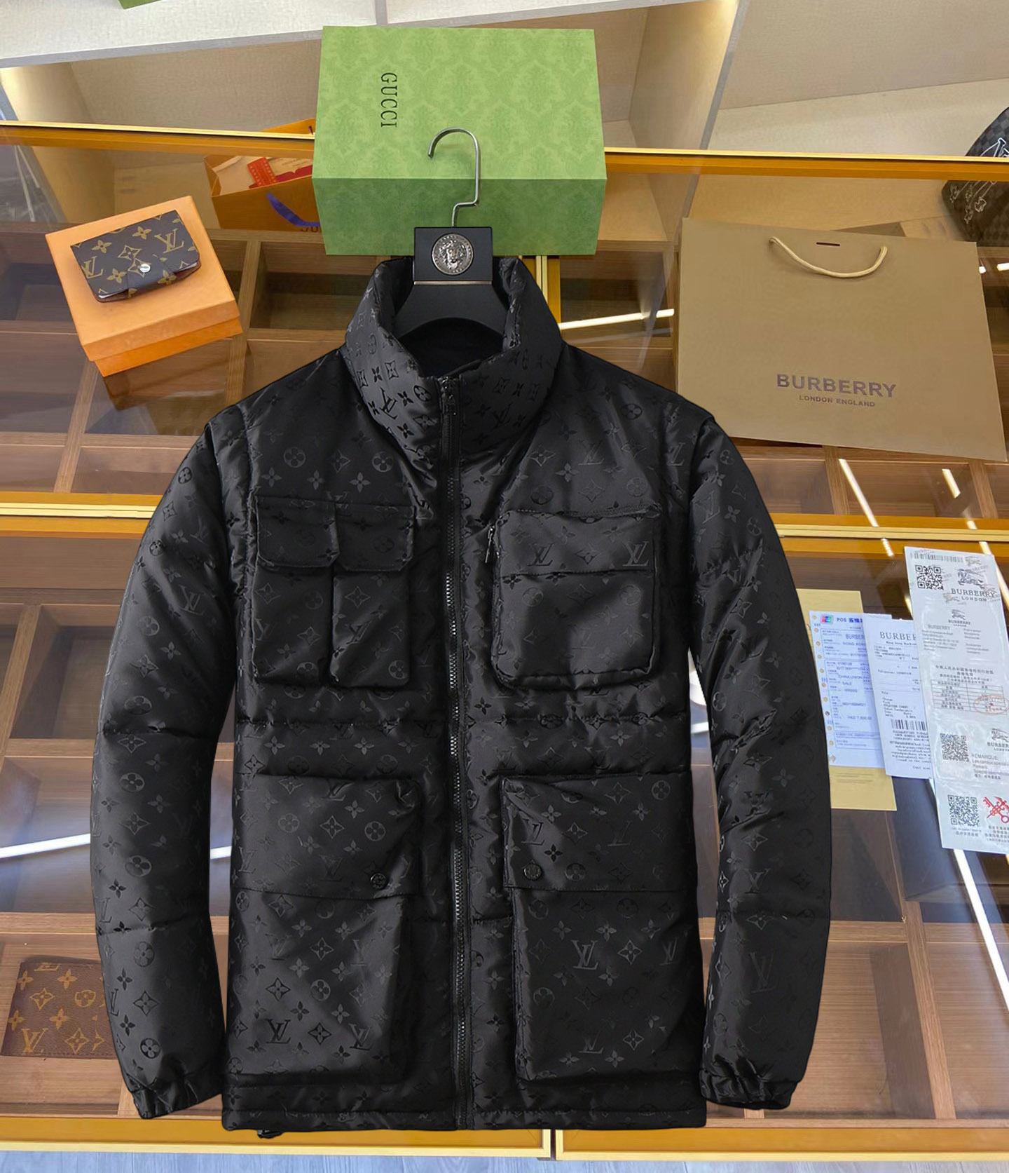NO:629825,LV 2025 new winter down 90 white duck down jacket, one jacket, two ways to wear it!  The new products on the show are in perfect condition, they are comfortable and warm, the colors are full and attractive, and the brilliant designs easily enhance the fashion sense. The workmanship is extremely sophisticated and rigorous, and the wiring is neat and meticulous!  A masterpiece from a famous designer!  The upper body does not look bloated and is super handsome!  Counter size M～XXXL,,louis vuitton,jackets & coats,down jacket,alexander wang19860909LV 2025冬季新款羽绒90白鸭绒外套,一衣两种穿法！秀场新品品相非常完美,舒适保暖,色泽饱满诱人,非常出彩的设计,轻松将时髦感进阶,做工极为考究严谨,走线工整细致！大牌设计师巨作！上身不显臃肿、超级帅气！柜台码数M～XXXL,,louis vuitton,jackets & coats,down jacket,alexander wang,Men's clothing