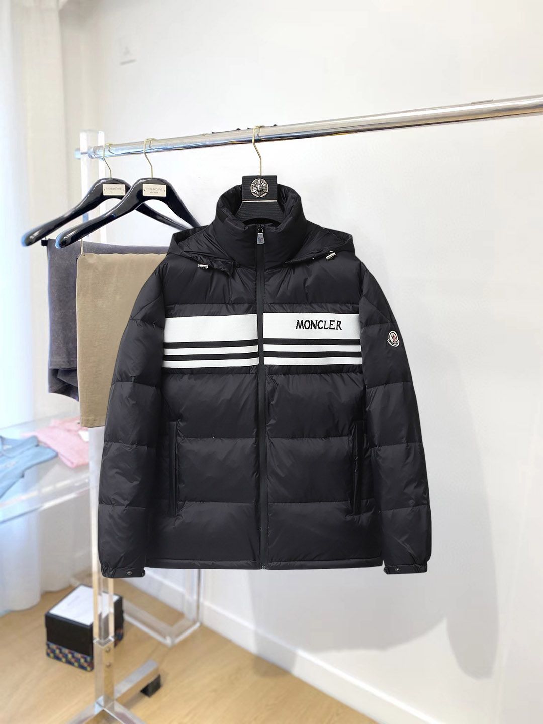 NO:712595,Support replacement after the year!  Mengkou 2025 winter new down 90 white duck down jacket, the new product on the show is in perfect condition, comfortable and warm, the color is full and attractive, the very outstanding design can easily enhance the fashion sense, the workmanship is extremely sophisticated and rigorous, and the wiring is neat and meticulous!  A masterpiece from a famous designer!  The upper body does not look bloated and is super handsome!  Counter size M～XXXL,,Moncler,jackets & coats,down jacket,19860909支持年后退换！ 蒙口 2025冬季新款羽绒90白鸭绒外套,秀场新品品相非常完美,舒适保暖,色泽饱满诱人,非常出彩的设计,轻松将时髦感进阶,做工极为考究严谨,走线工整细致！大牌设计师巨作！上身不显臃肿、超级帅气！柜台码数M～XXXL,,Moncler,jackets & coats,down jacket,,Men's clothing