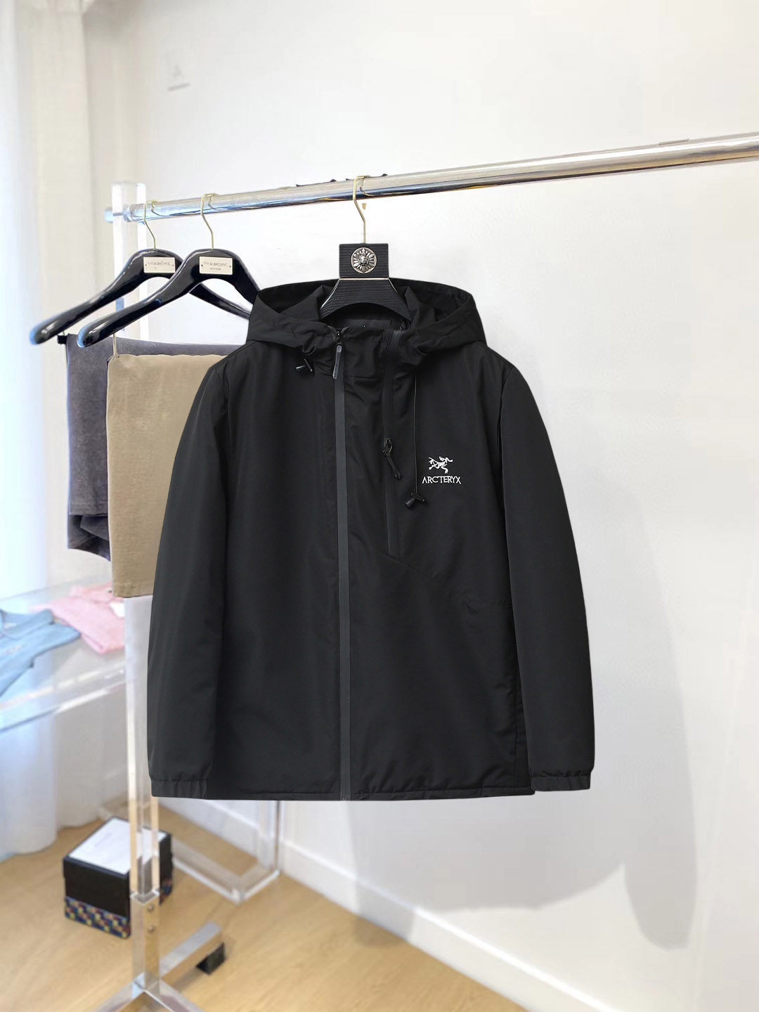 NO:712563,Support replacement after the year!  Arc'teryx's 2025ss winter new down jacket with all three standards, the new product on the show is in perfect condition, comfortable and warm, the color is full and attractive, the design is very outstanding, it can easily enhance the fashion sense, the workmanship is extremely sophisticated and rigorous, and the wiring is neat and meticulous!  A masterpiece from a famous designer!  The upper body does not look bloated and is super handsome!  Available sizes M ~ XXXL, arc'teryx, jackets & coats, down jacket,19860909支持年后退换！ 始祖鸟 三标齐全 2025ss冬季新款羽绒棉服外套,秀场新品品相非常完美,舒适保暖,色泽饱满诱人,非常出彩的设计,轻松将时髦感进阶,做工极为考究严谨,走线工整细致！大牌设计师巨作！上身不显臃肿、超级帅气！现货码数M ～ XXXL,arc'teryx,jackets & coats,down jacket,,Men's clothing